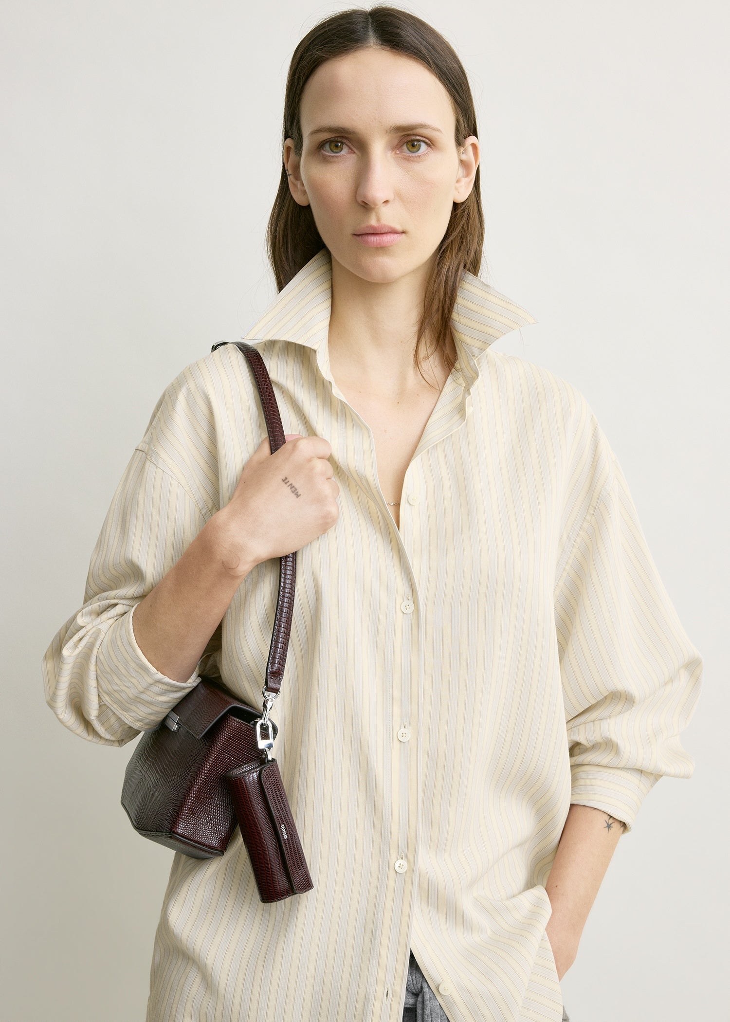 Lizard-embossed lipstick case brown