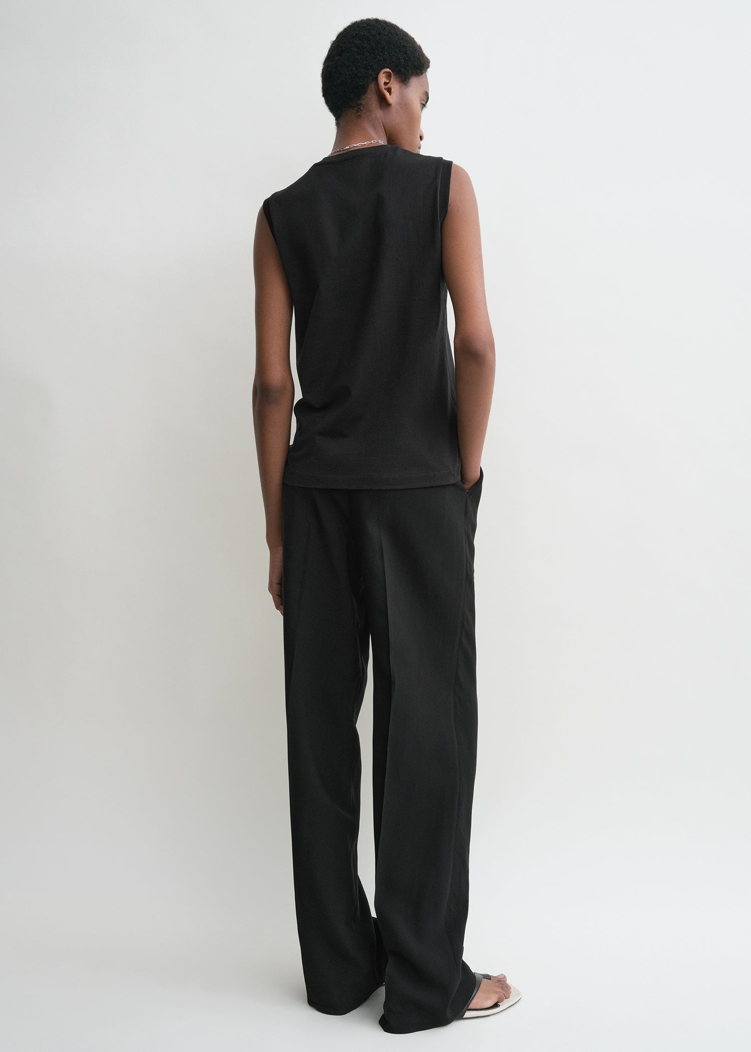 Relaxed sleeveless tee black – TOTEME