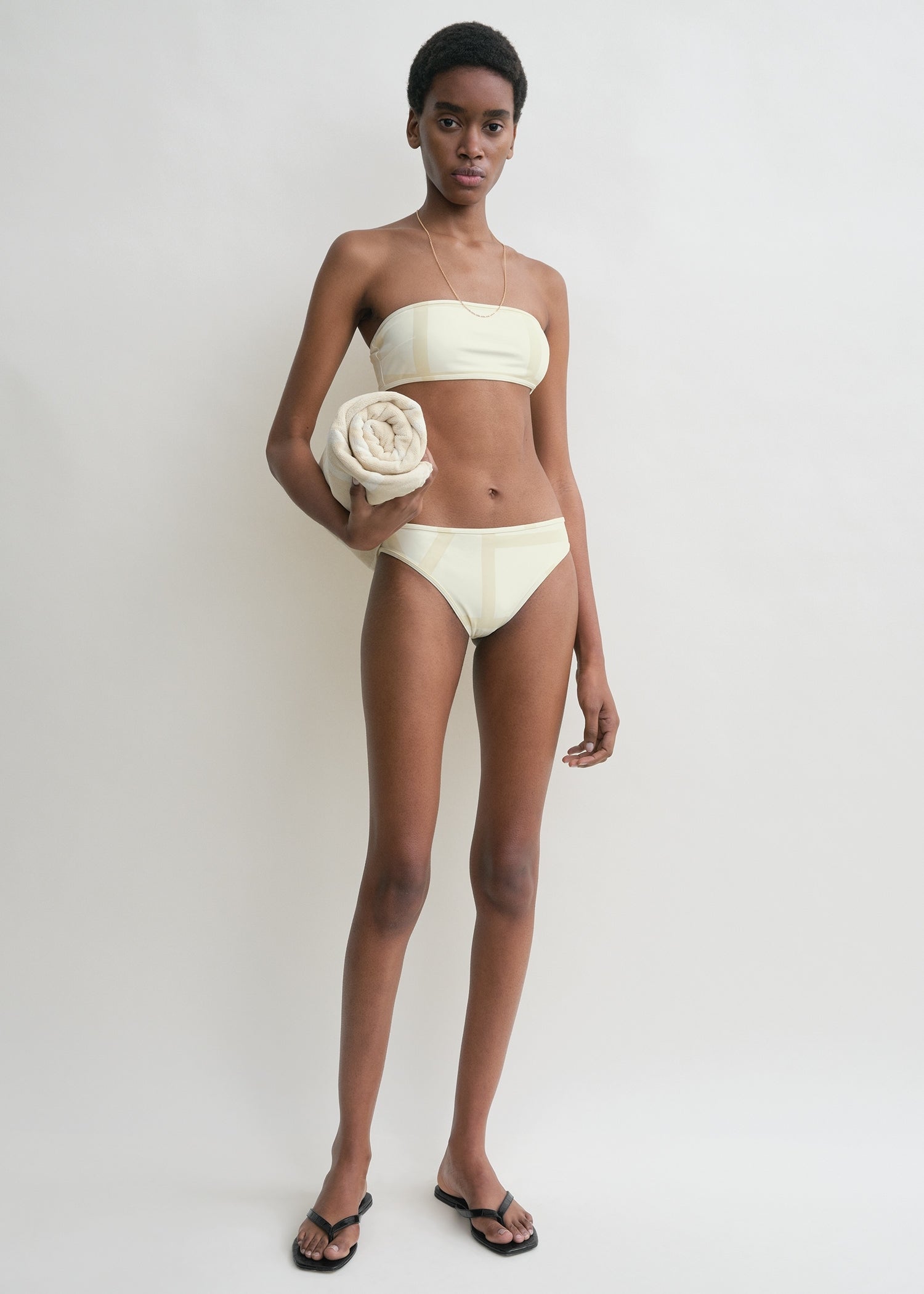 Monogram strapless bikini top ecru/straw – TOTEME