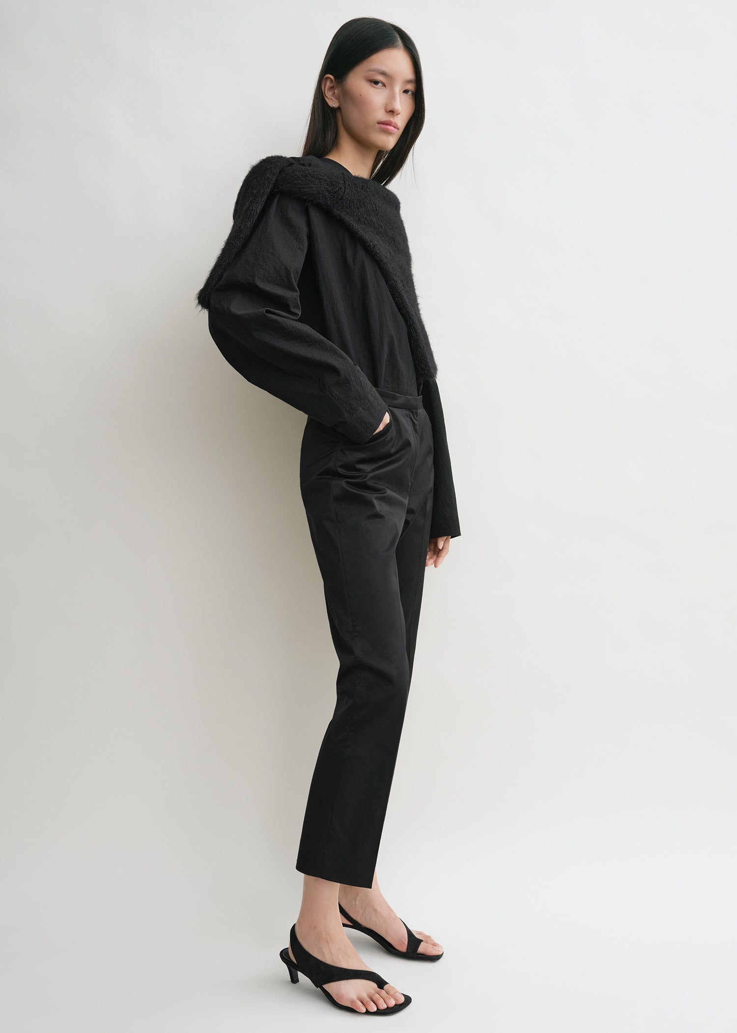 Cropped straight trousers black – TOTEME
