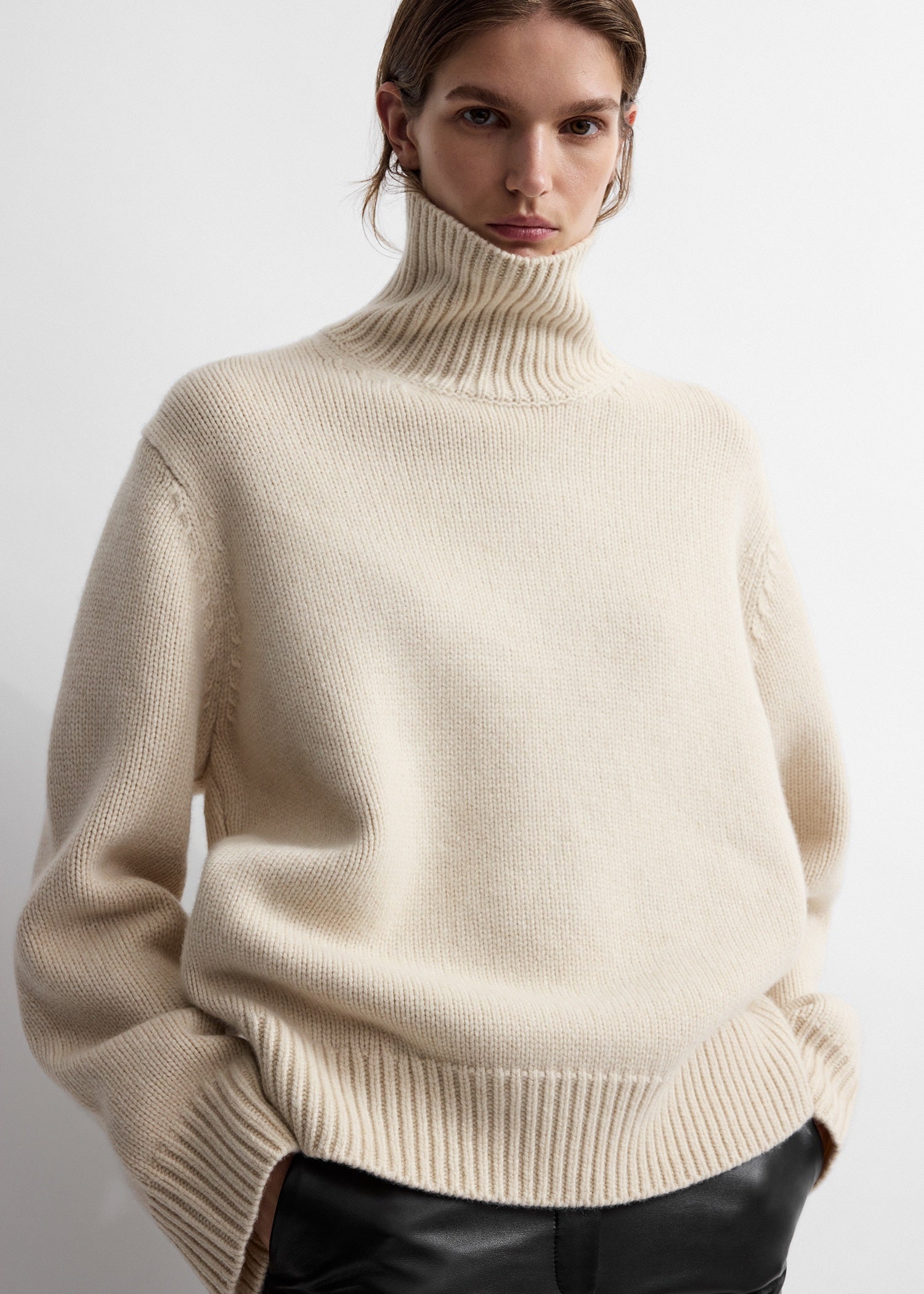 Oversized lambswool turtleneck almond