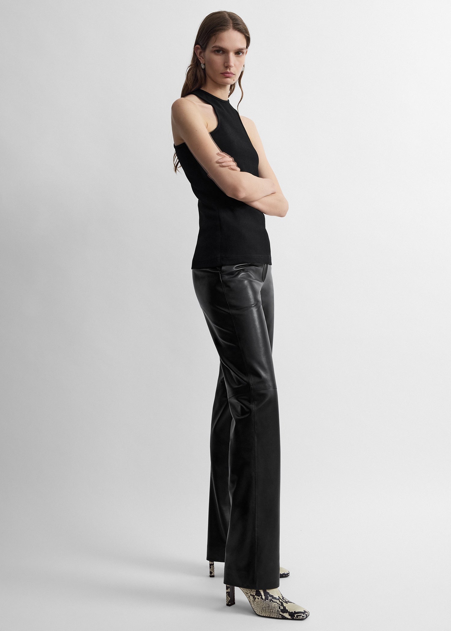 Deep curve tank black