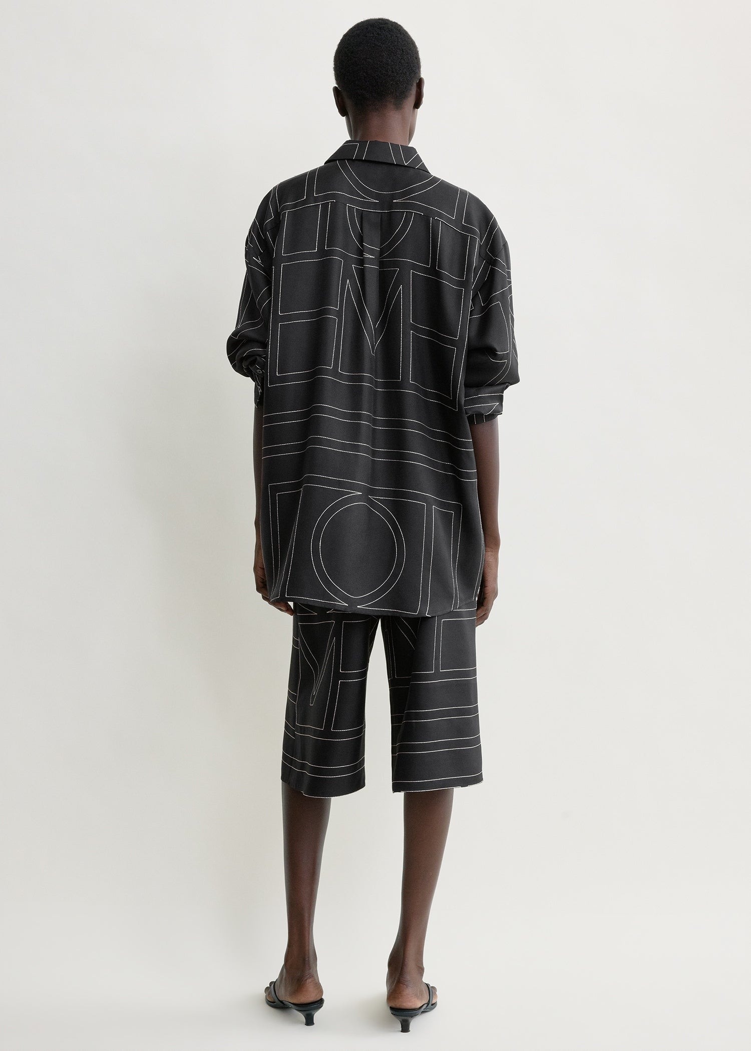 Classic embroidered shirt black – TOTEME
