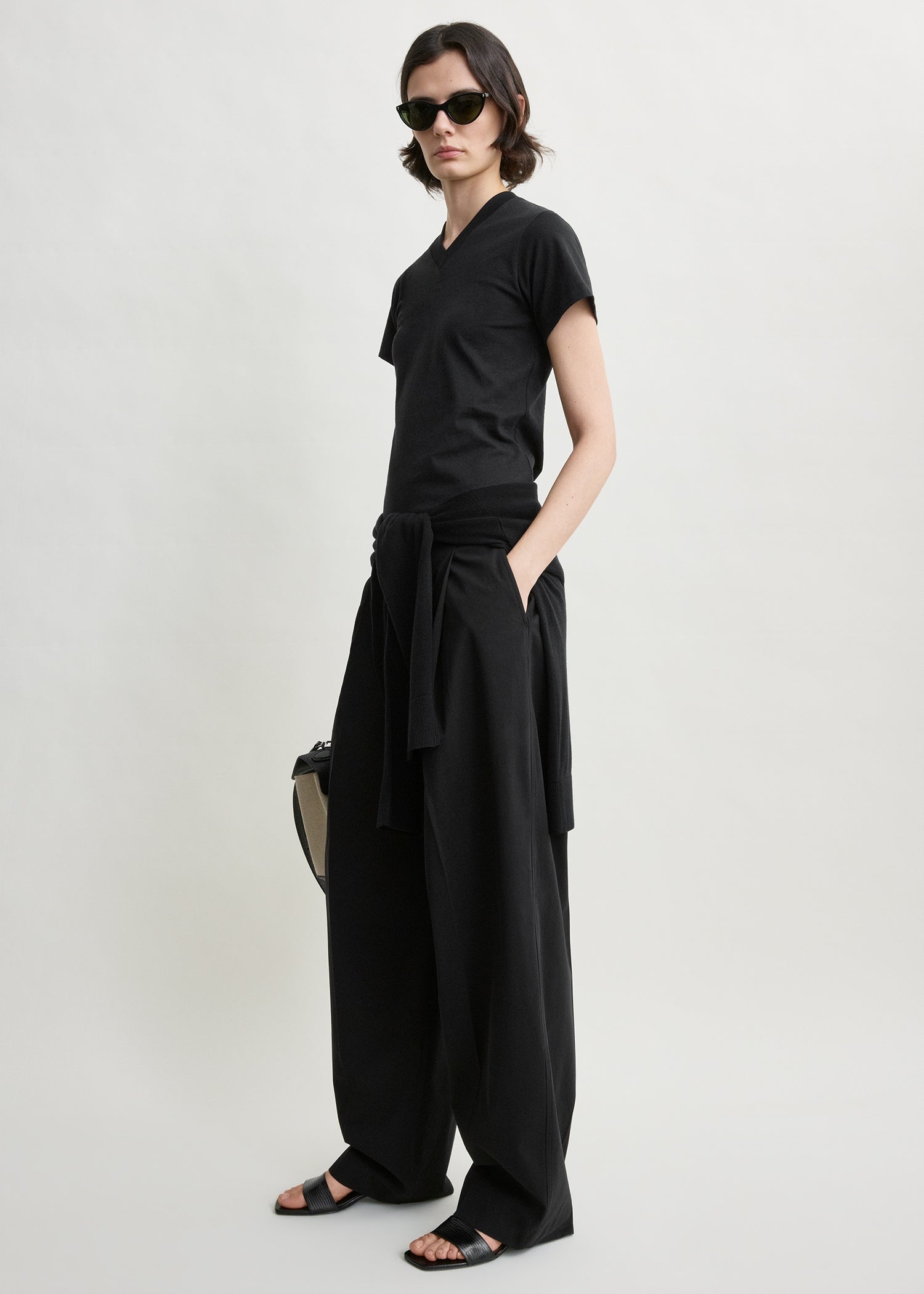Wide-ribbed v-neck tee black