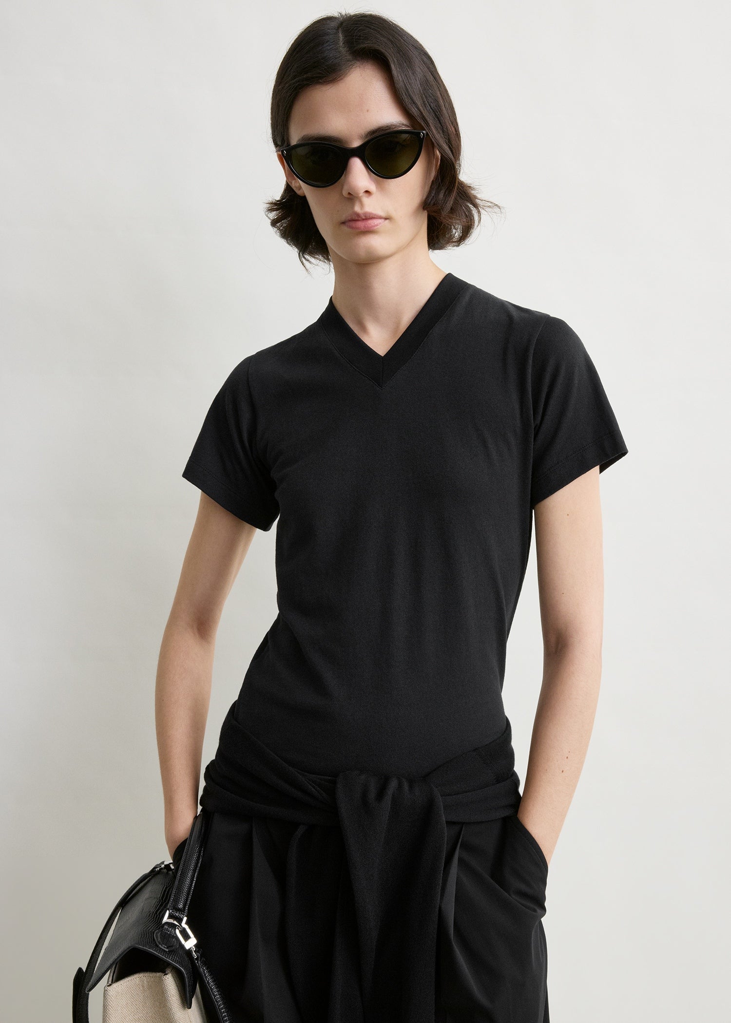 Wide-ribbed v-neck tee black