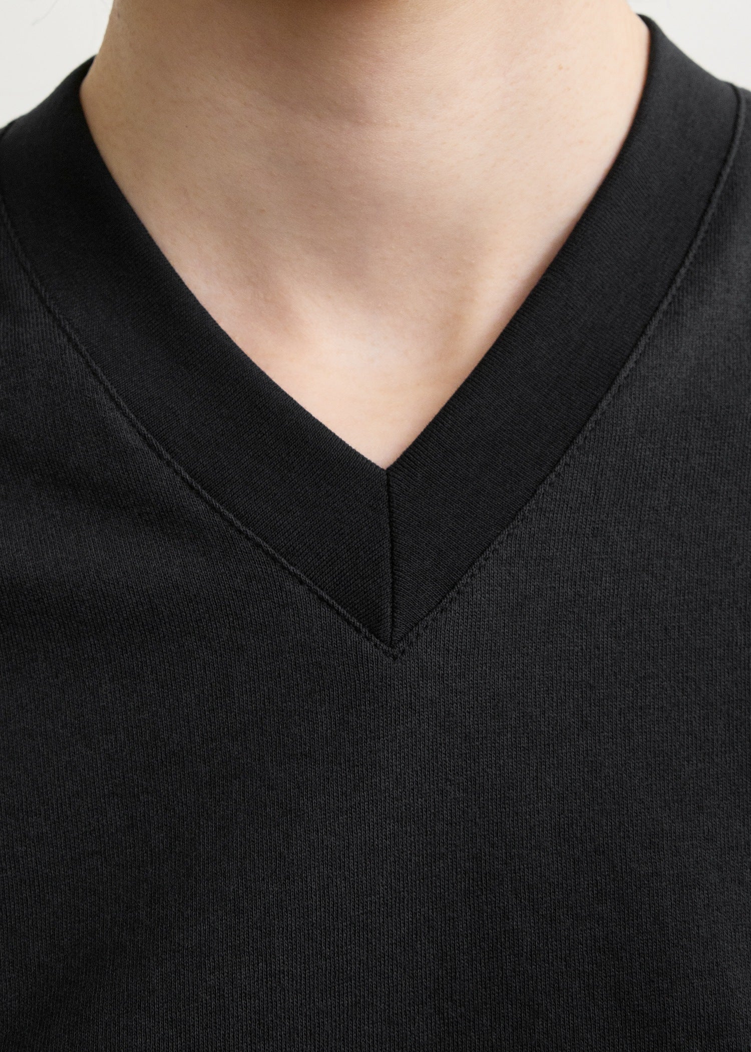 Wide-ribbed v-neck tee black