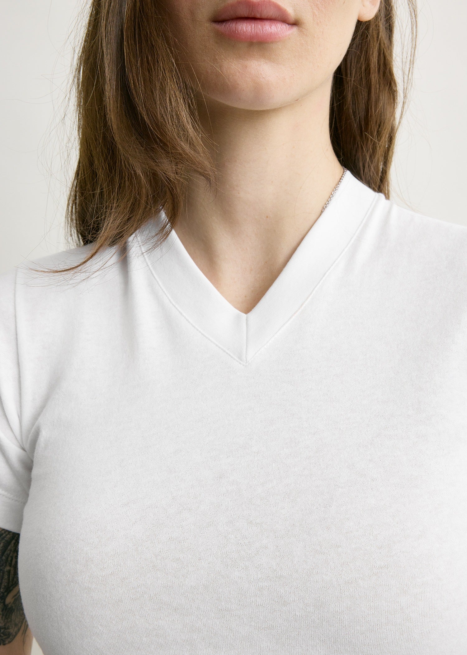 Wide-ribbed v-neck tee optic white