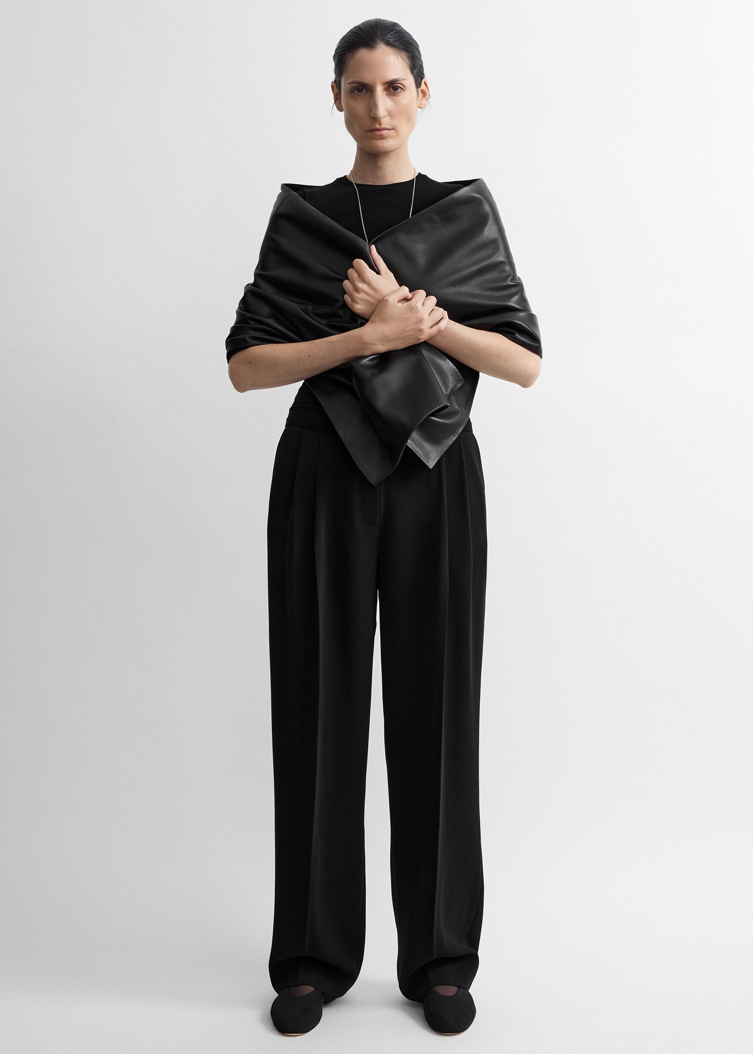 Double-pleat fluid trousers black