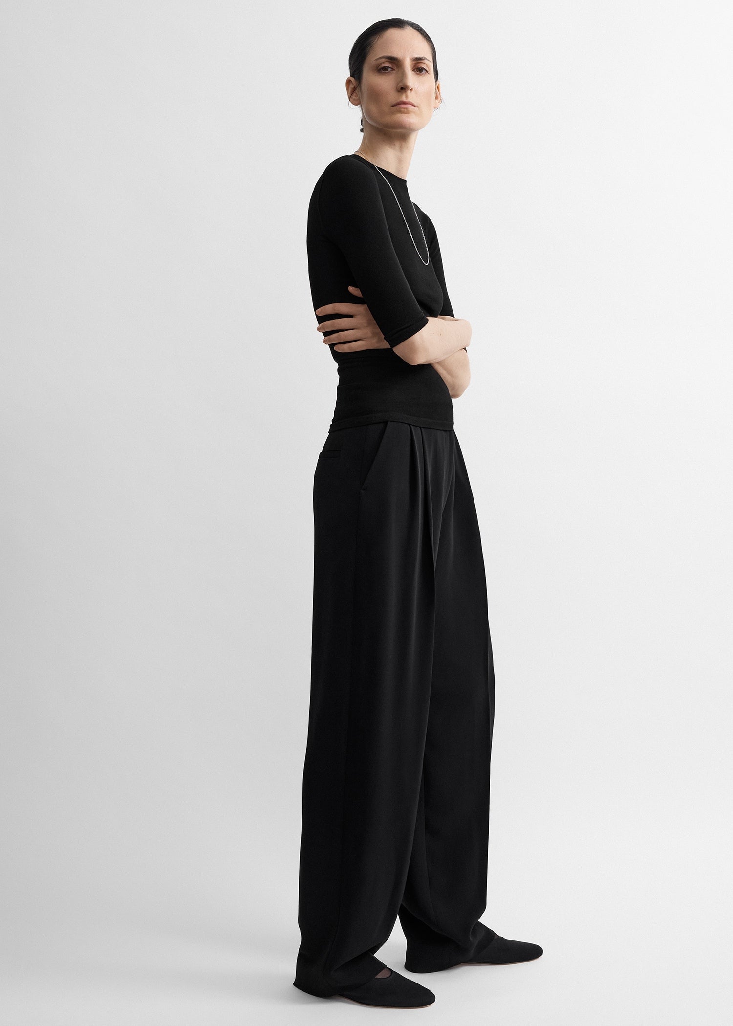 Double-pleat fluid trousers black