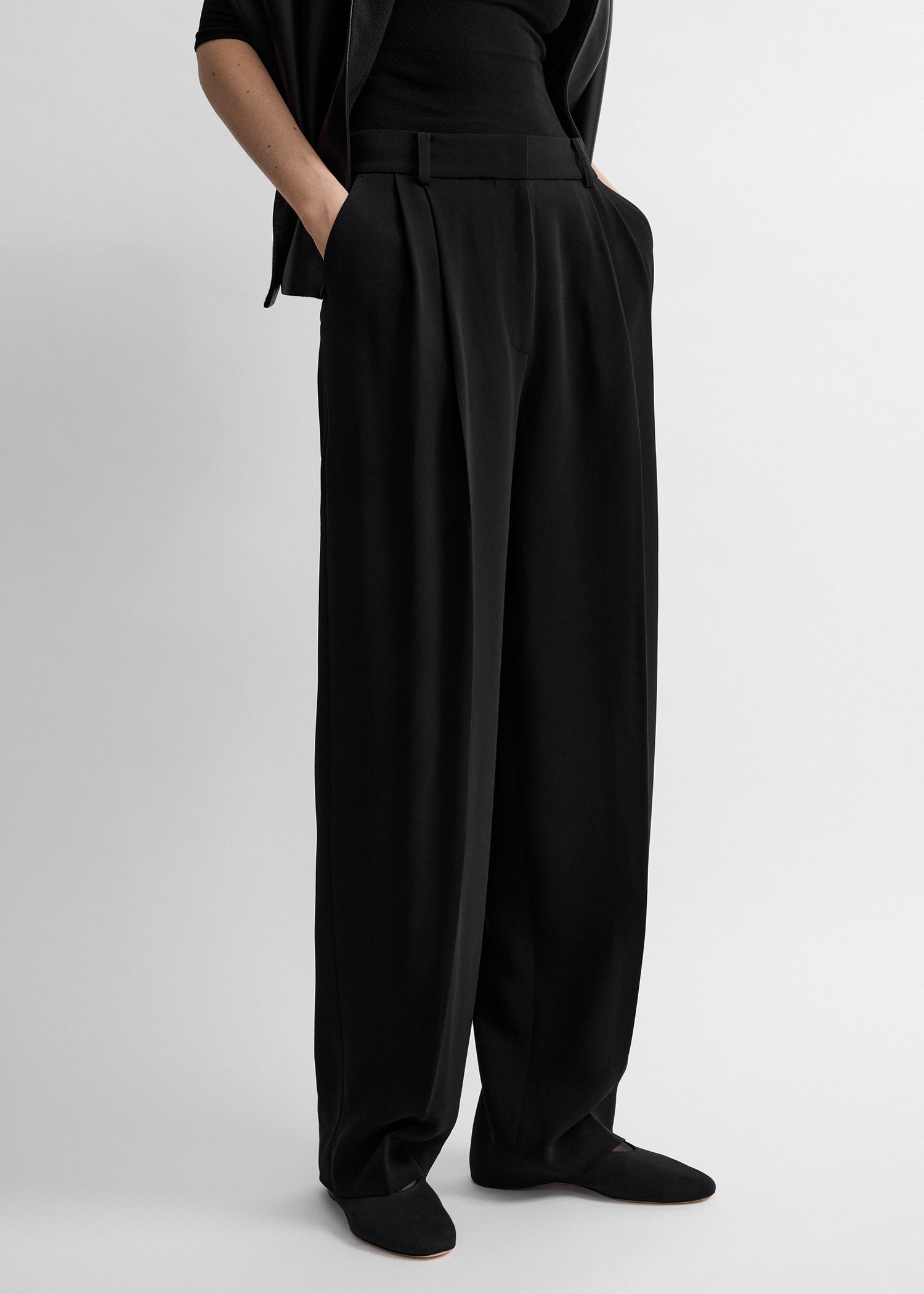 Double-pleat fluid trousers black