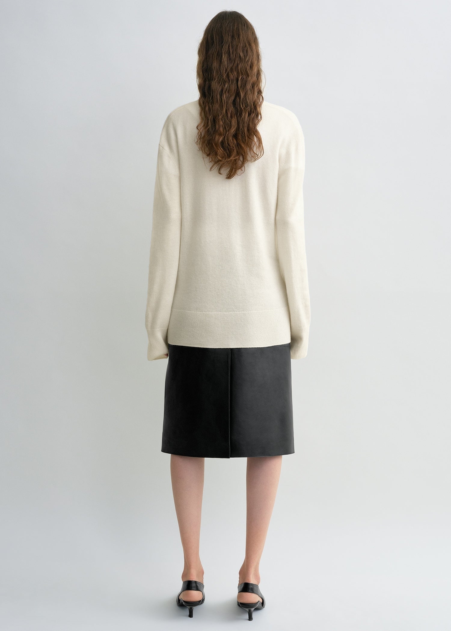 Cashmere v-neck knit ecru