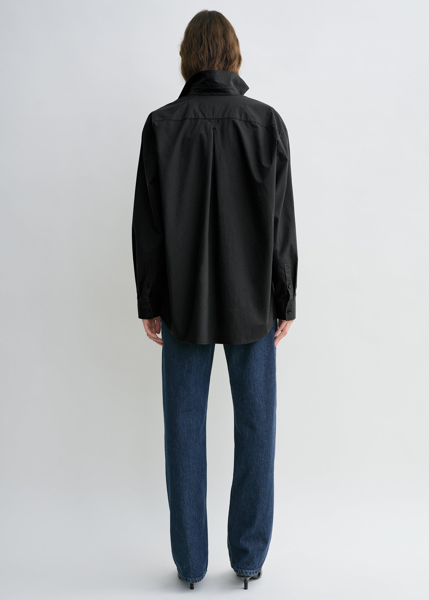 toteme シャツ Classic tumbled shirt washed black – TOTEME