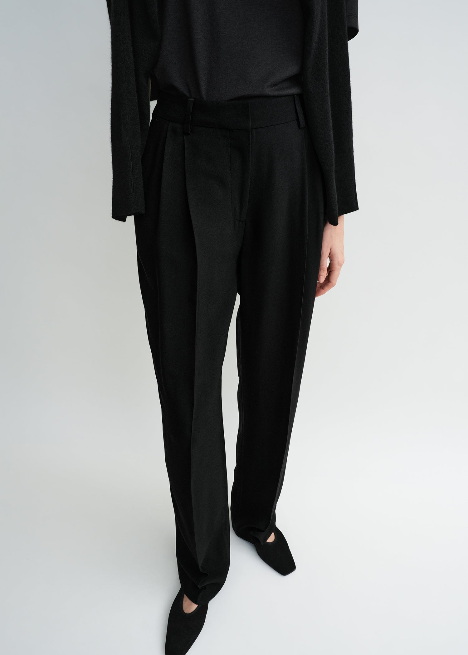 Double-pleat fluid trousers black petite