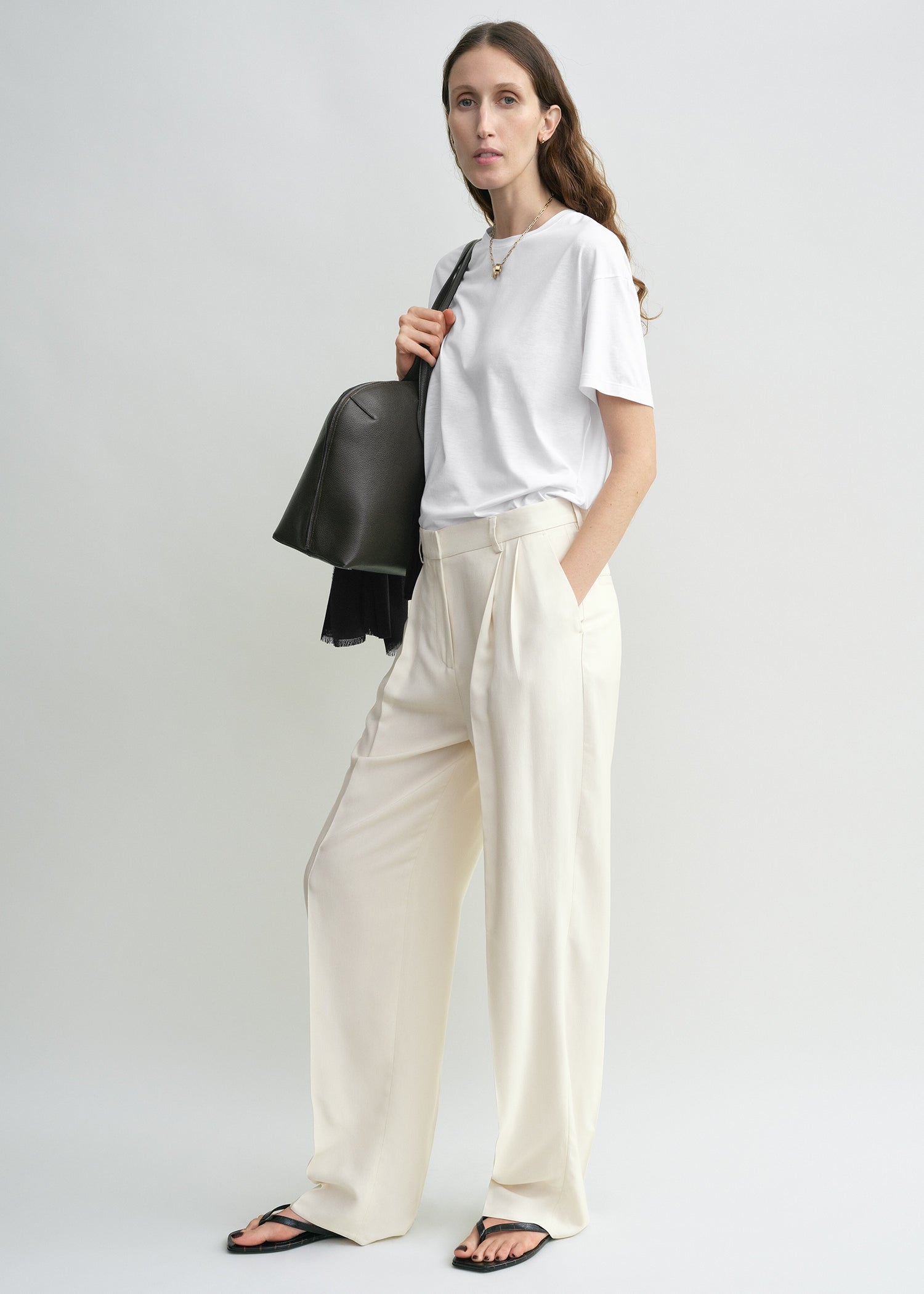 Double-pleat fluid trousers ecru – TOTEME