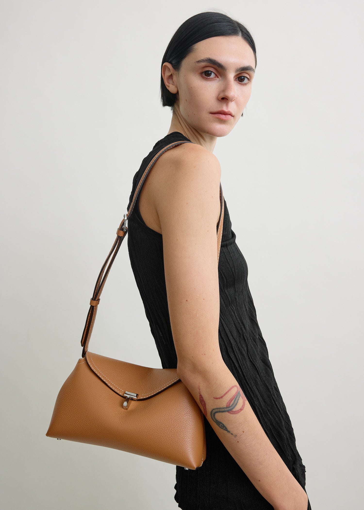 TOTEME  Tロック　レザークラッチバッグ　ベージュゴールド T-lock leather clutch camel – TOTEME