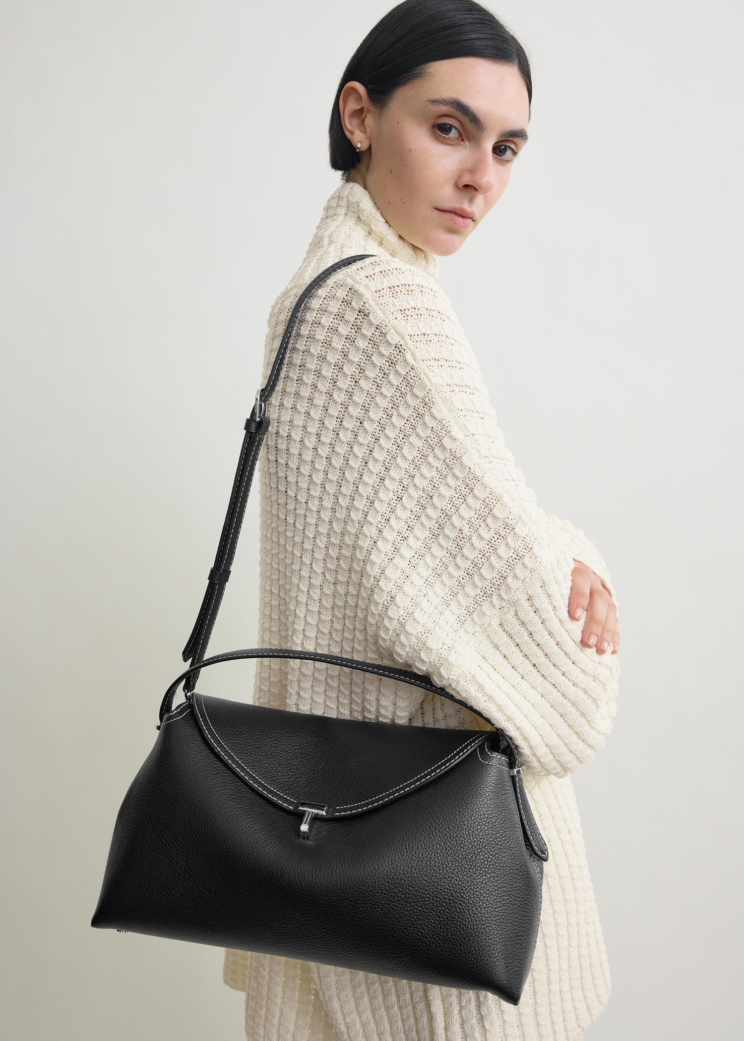 T-lock grained-leather top handle black – TOTEME