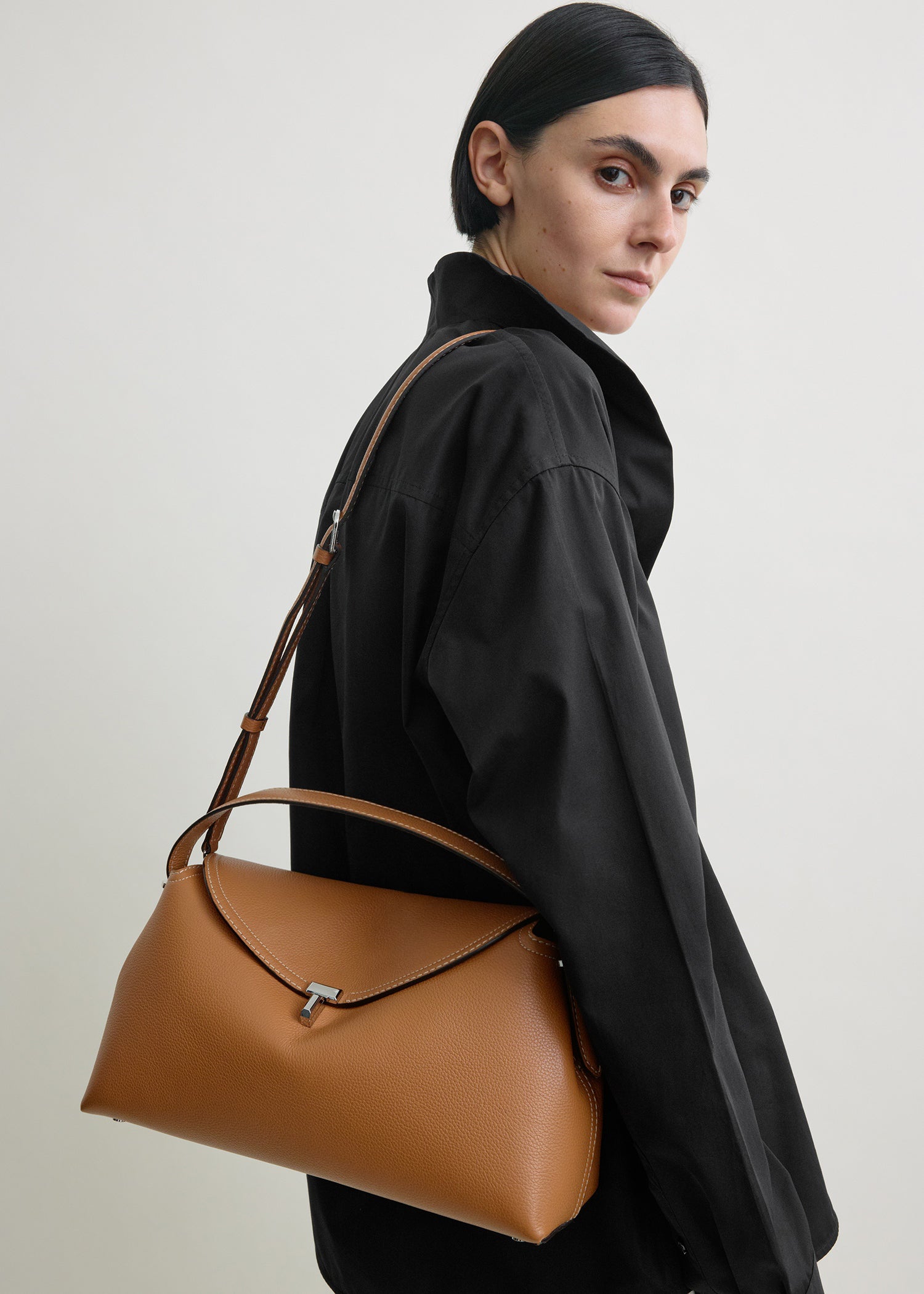 T-lock grained-leather top handle tan – TOTEME