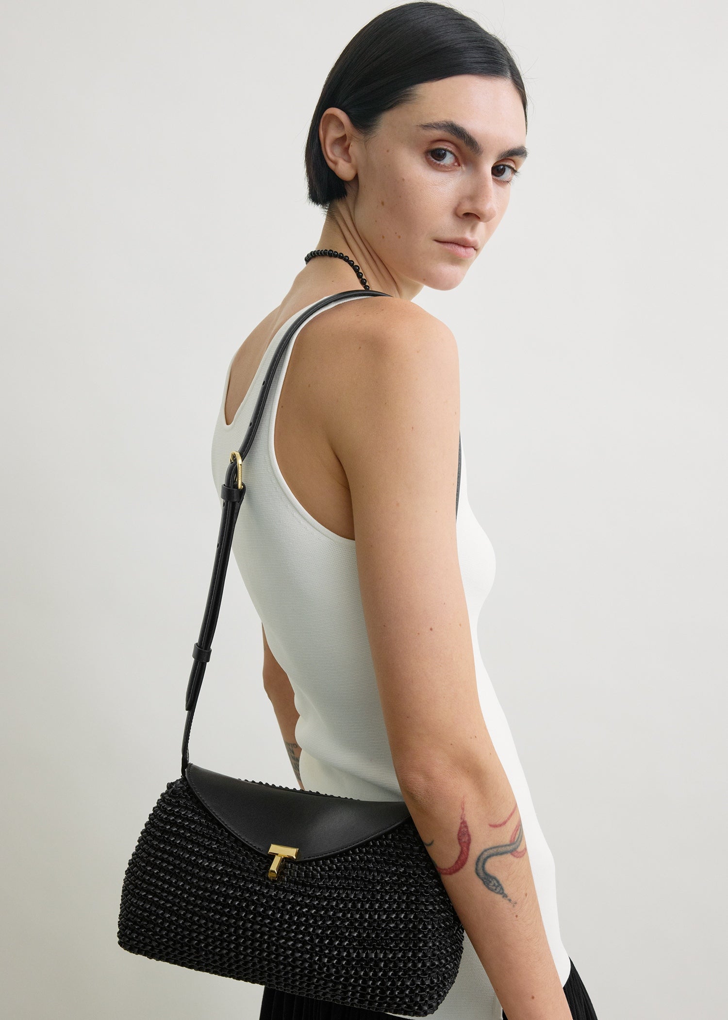 TOTEME Tロック フォールドオーバー クラッチバッグ　ブラック T-lock woven-leather clutch black – TOTEME