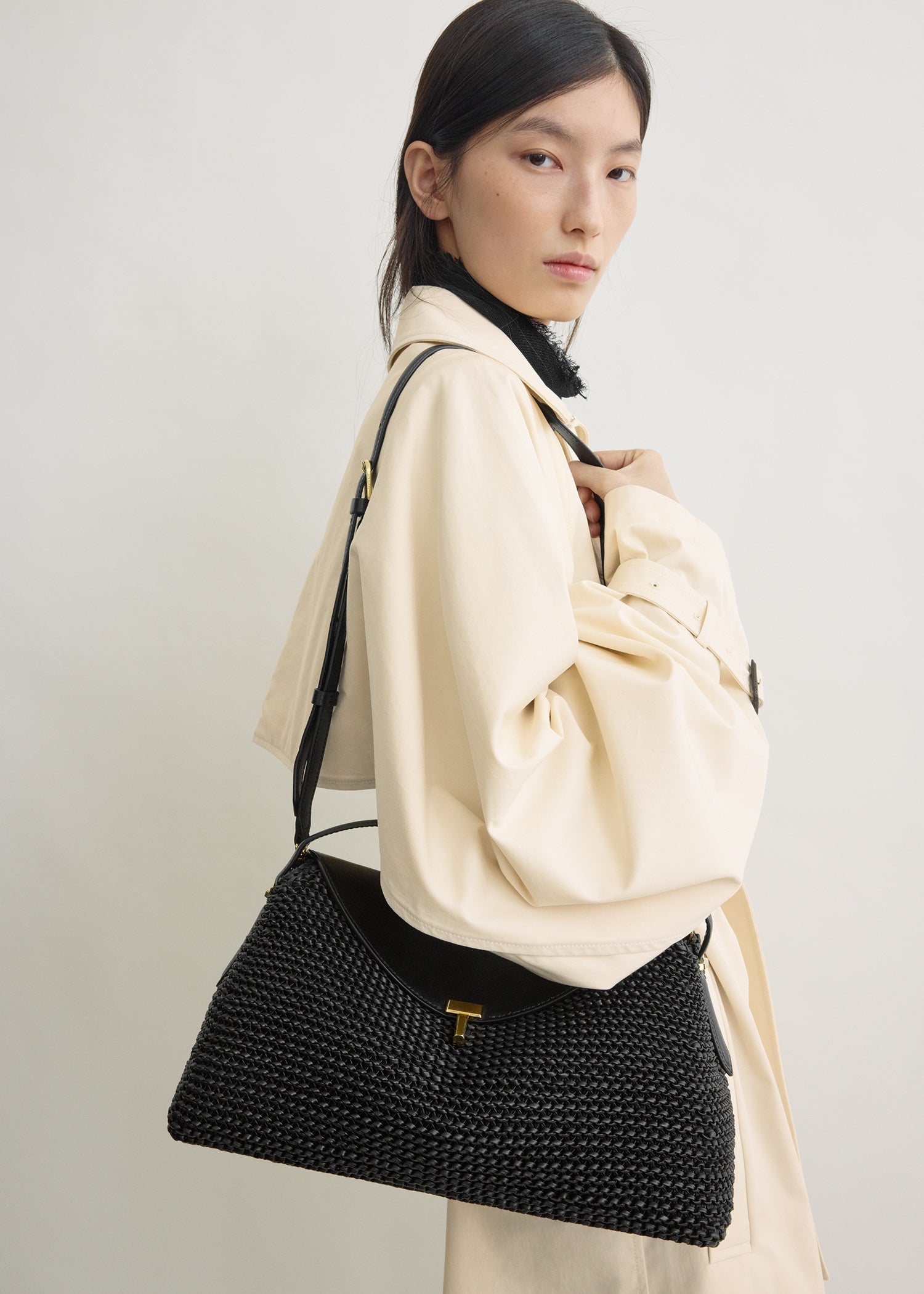 T-lock woven-leather top handle black – TOTEME