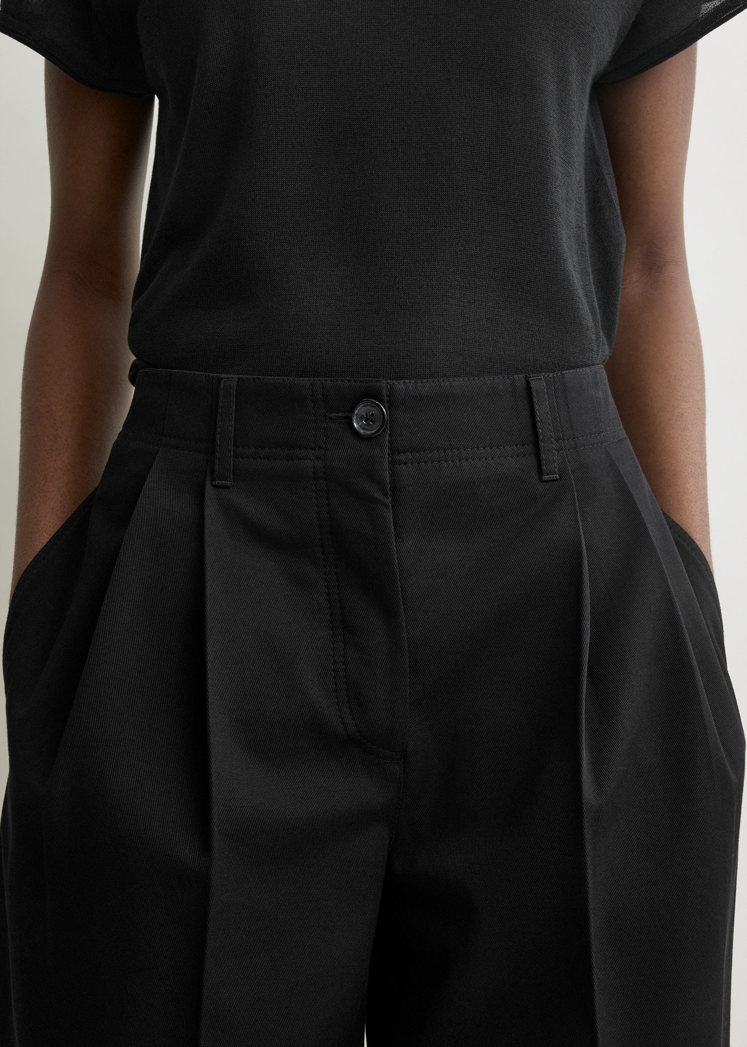 Relaxed chino trousers black – TOTEME