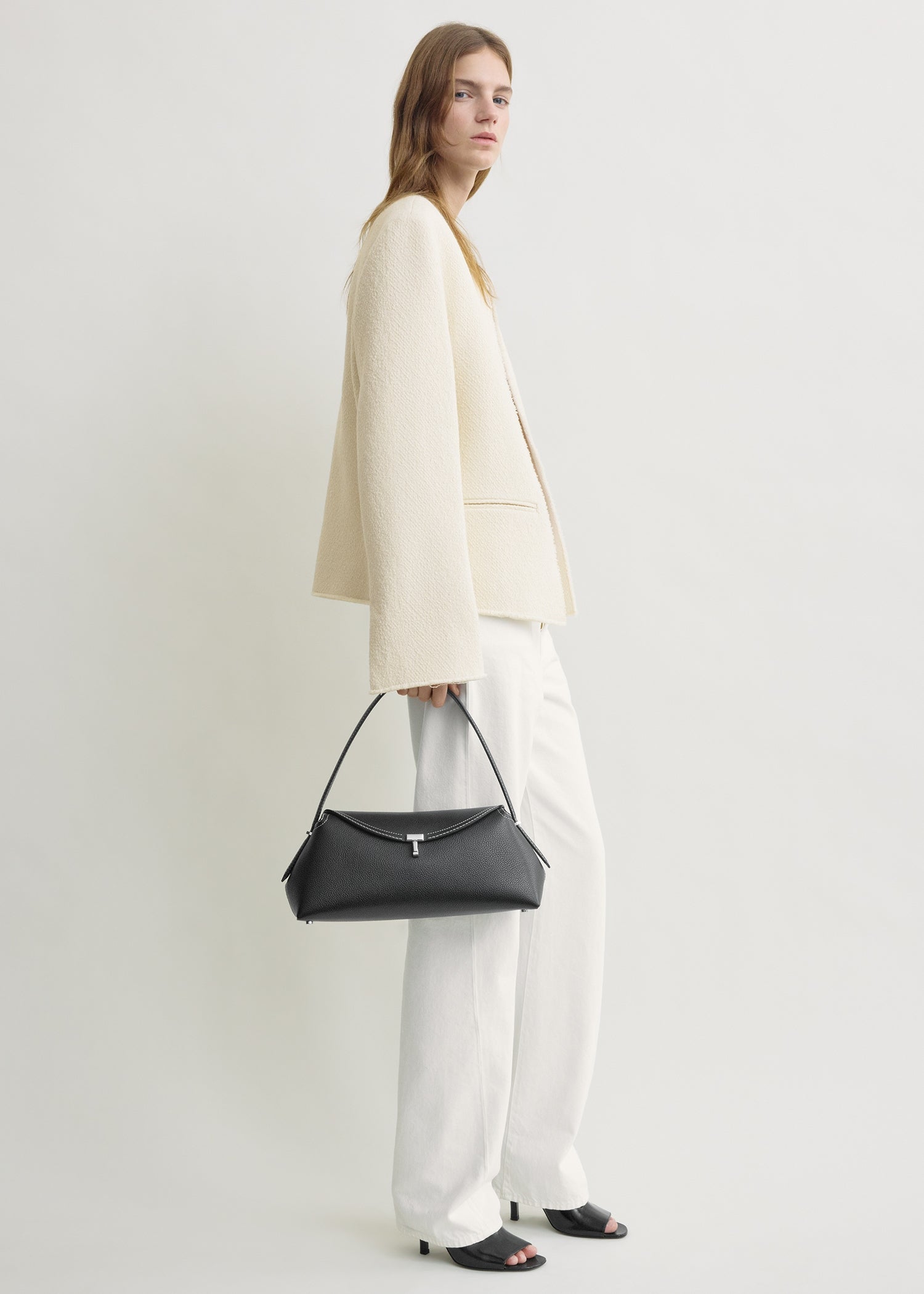 T-lock grained-leather shoulder black – TOTEME