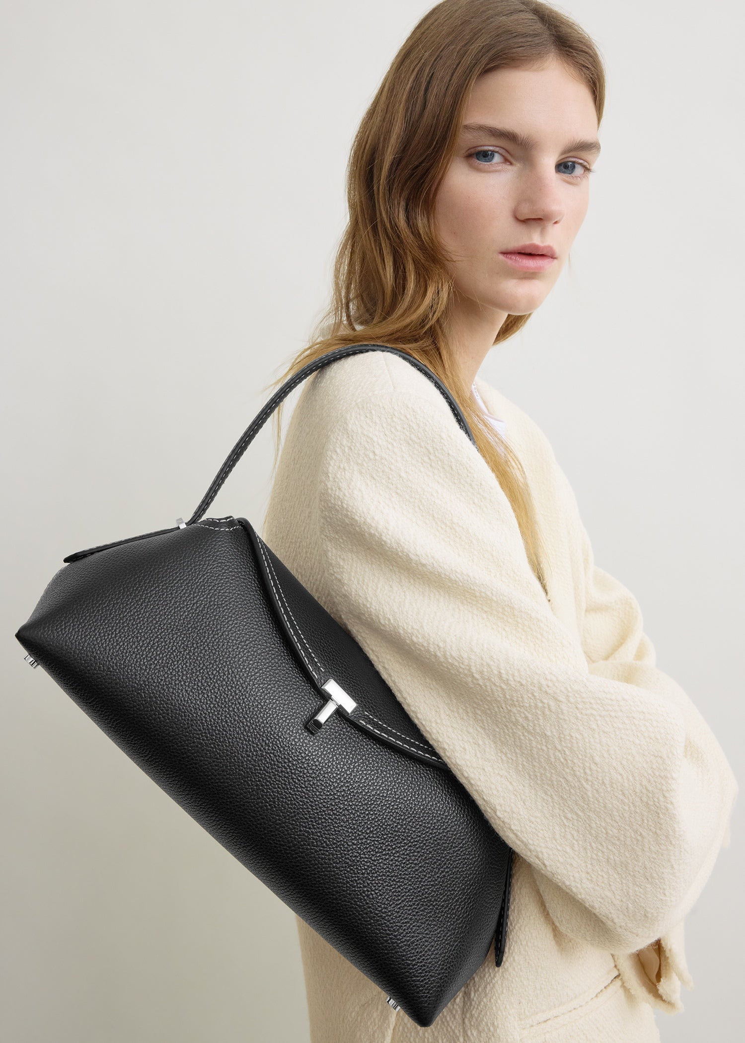 T-lock grained-leather shoulder black – TOTEME