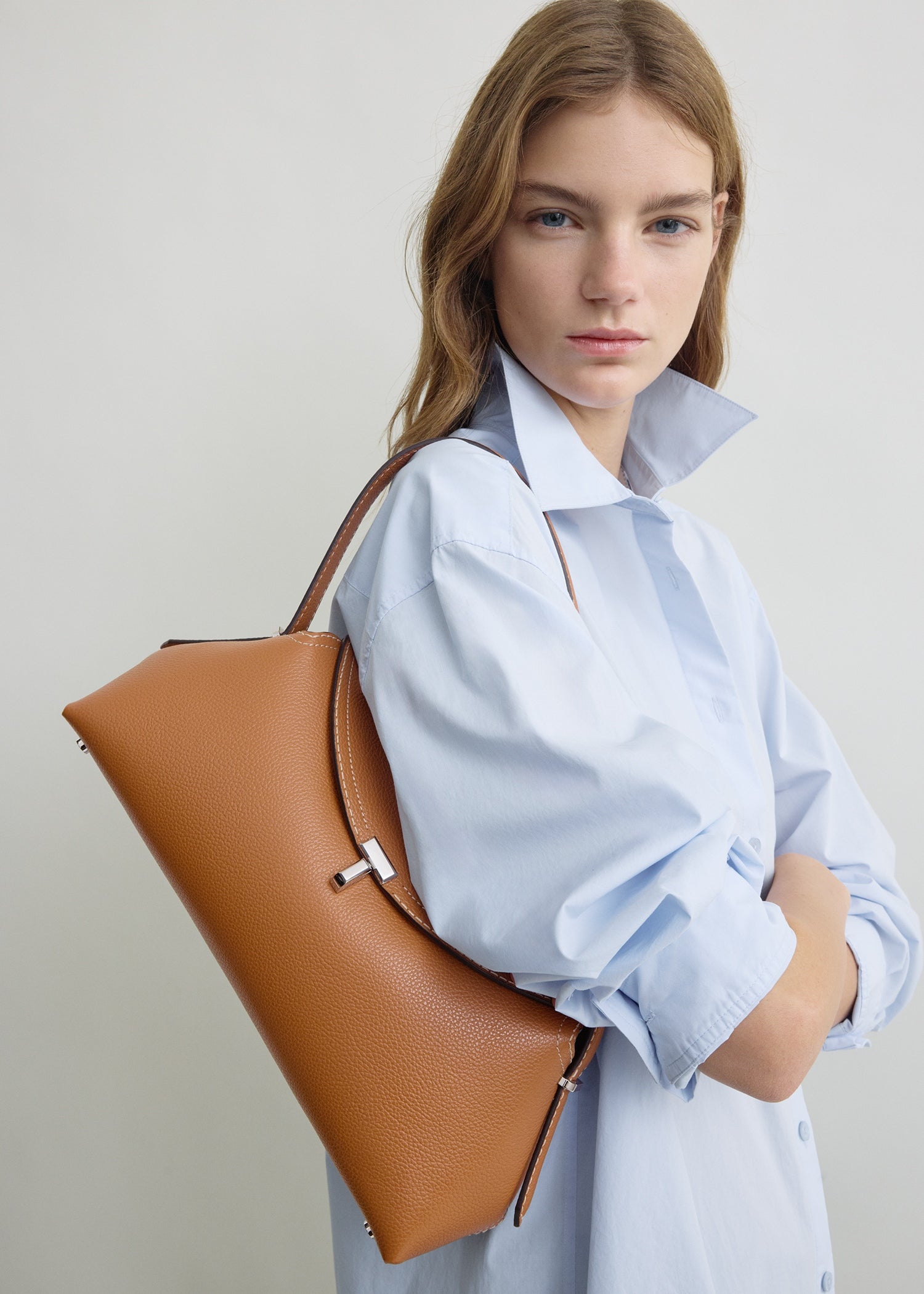 TOTEME Tロック2025 ショルダーバッグ T-lock grained-leather shoulder tan – TOTEME