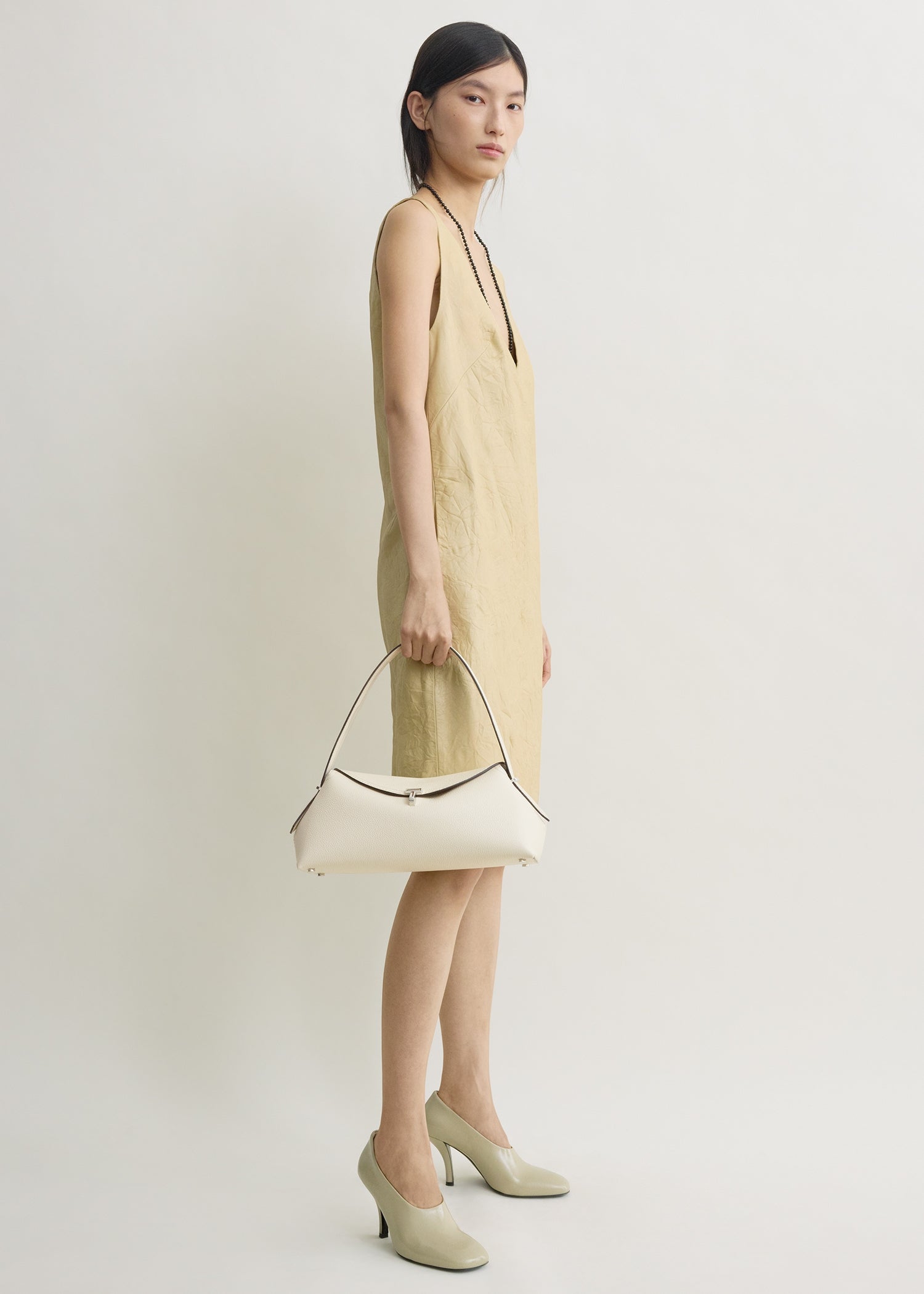 T-lock grained-leather shoulder milk – TOTEME