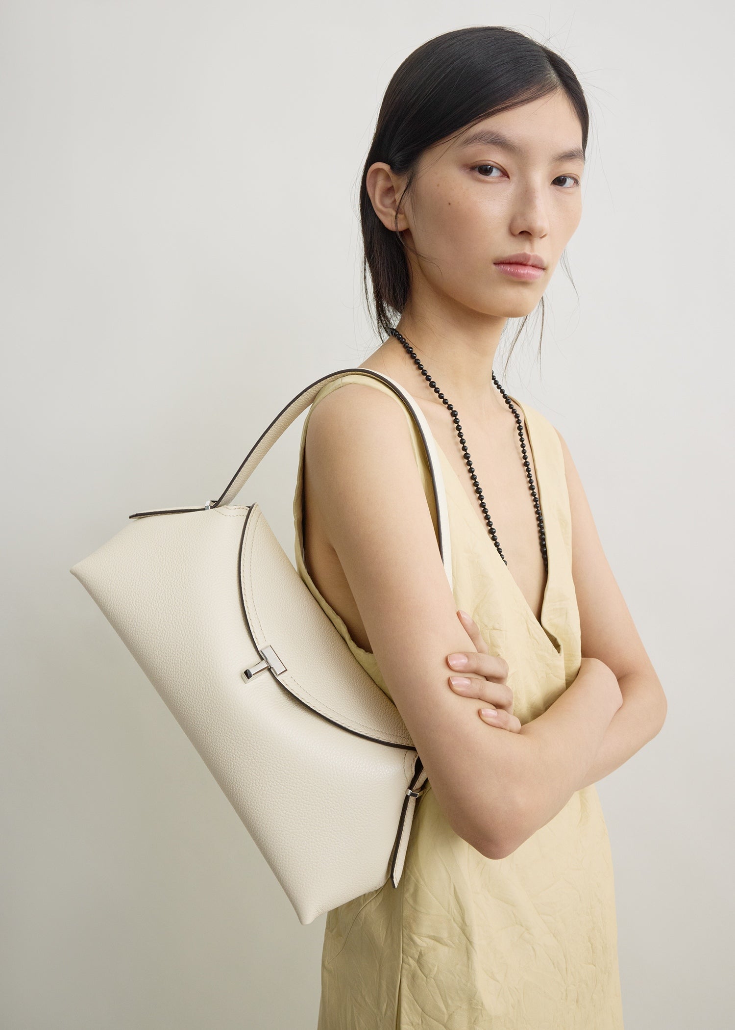 T-lock grained-leather shoulder milk – TOTEME