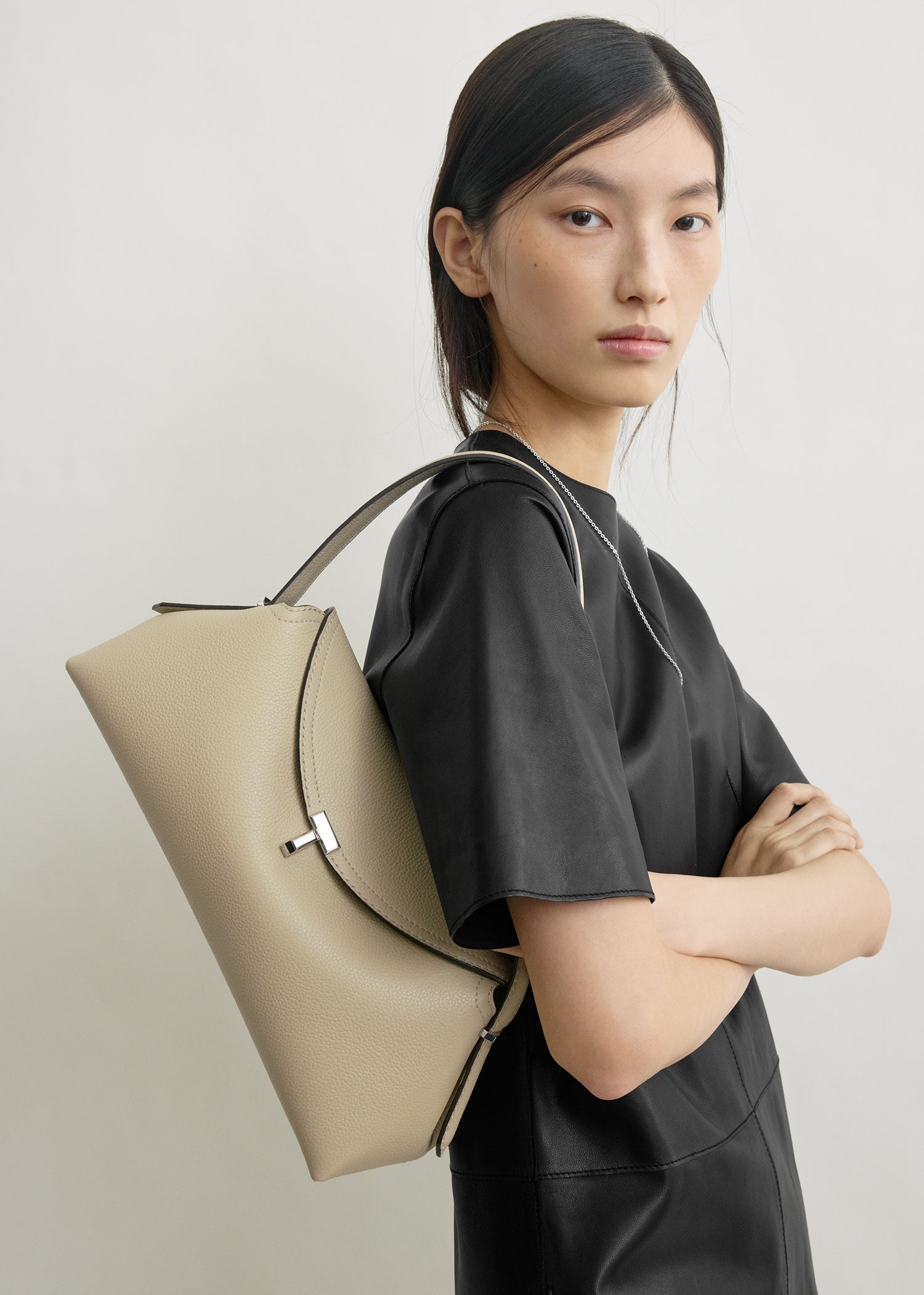 T-lock grained-leather shoulder cashew – TOTEME