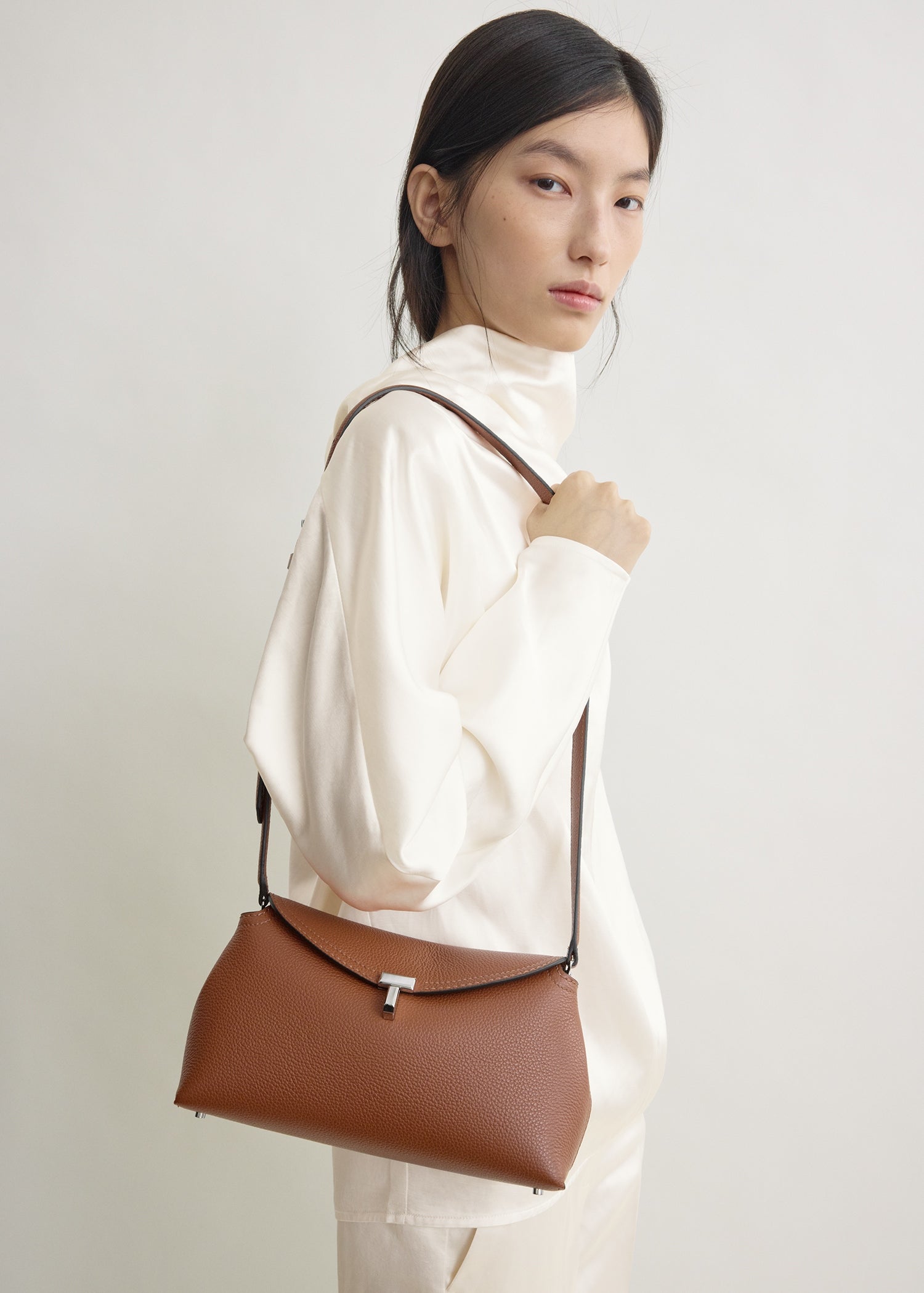 T-lock grained-leather clutch sienna – TOTEME