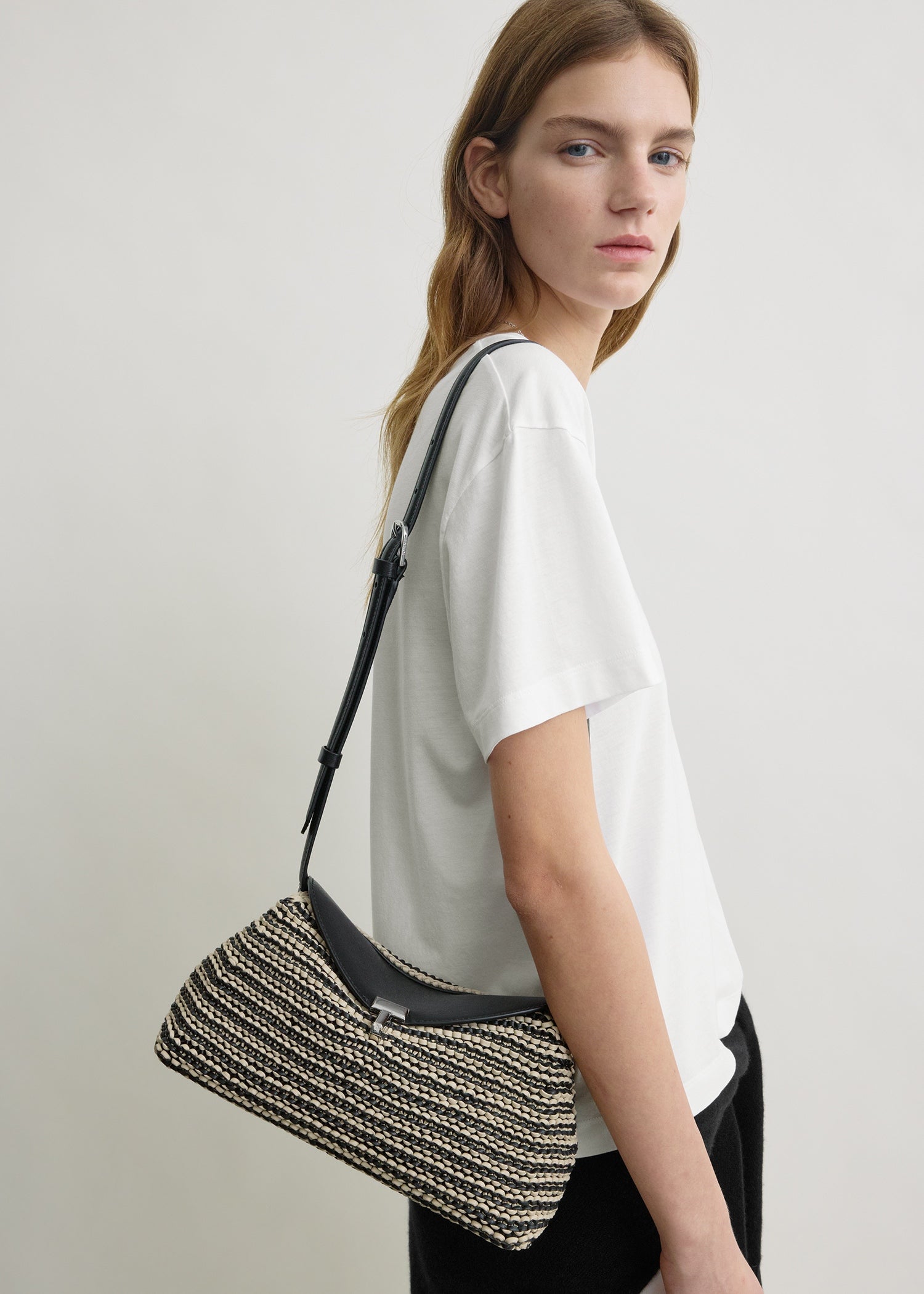 T-lock woven-leather clutch black/sand – TOTEME