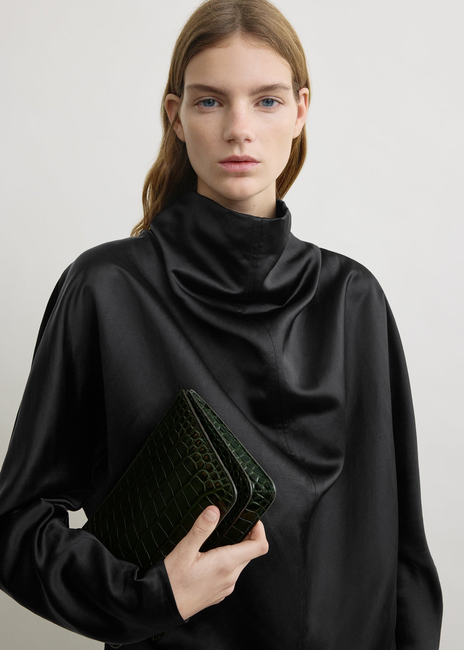 Threefold croco-embossed clutch dark green