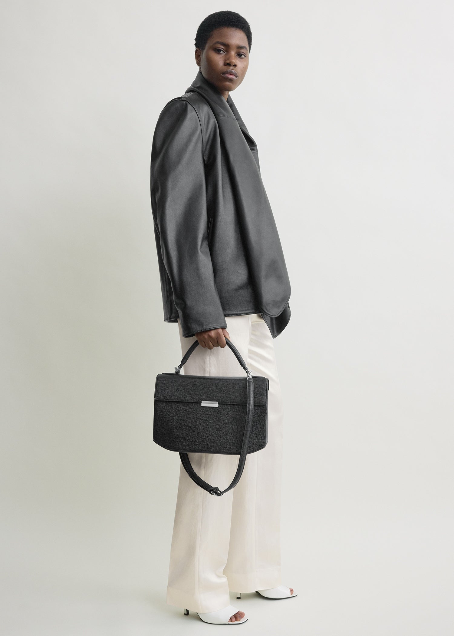 Clip grained-leather top handle black – TOTEME