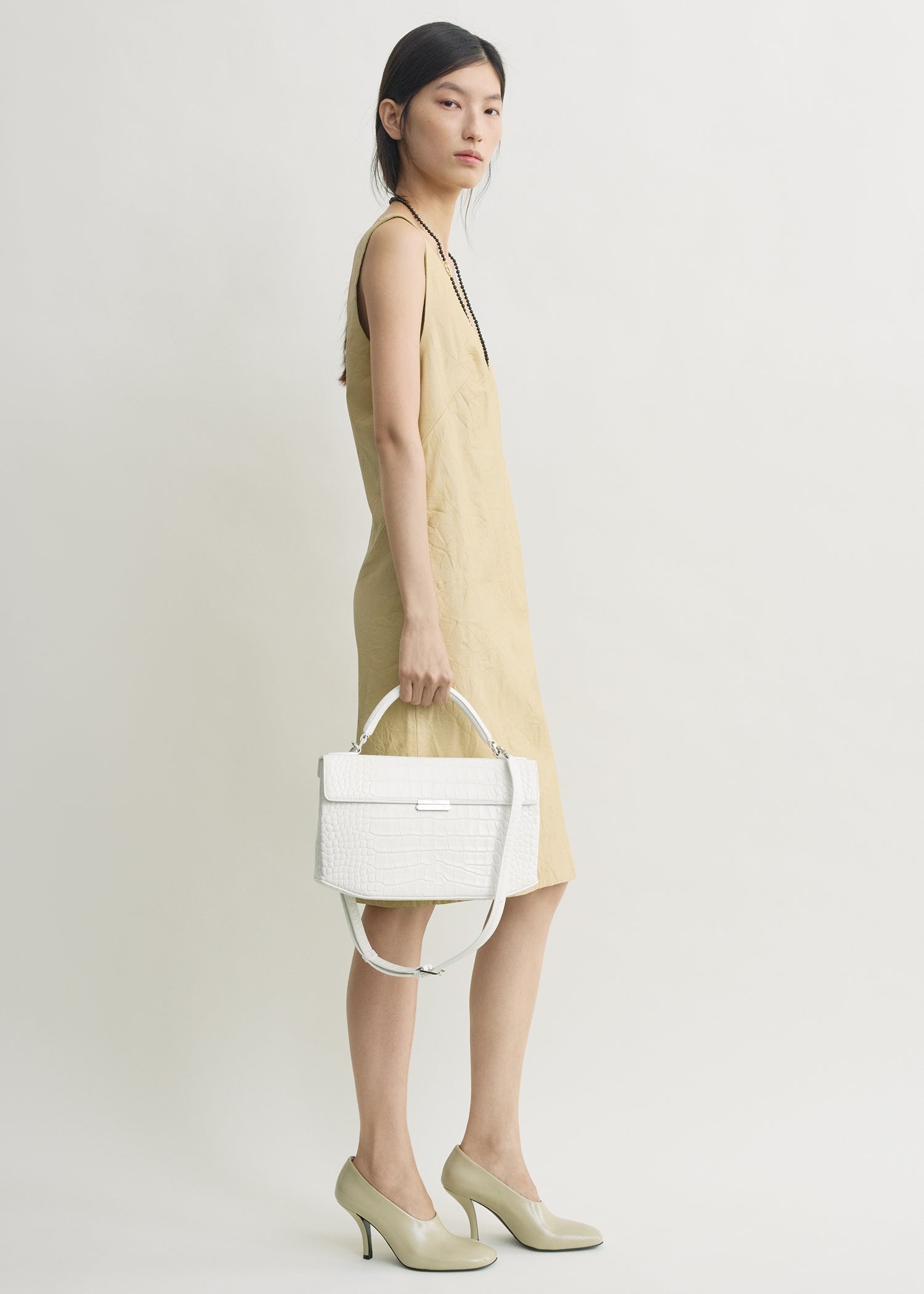 Clip croco-embossed top handle off-white – TOTEME
