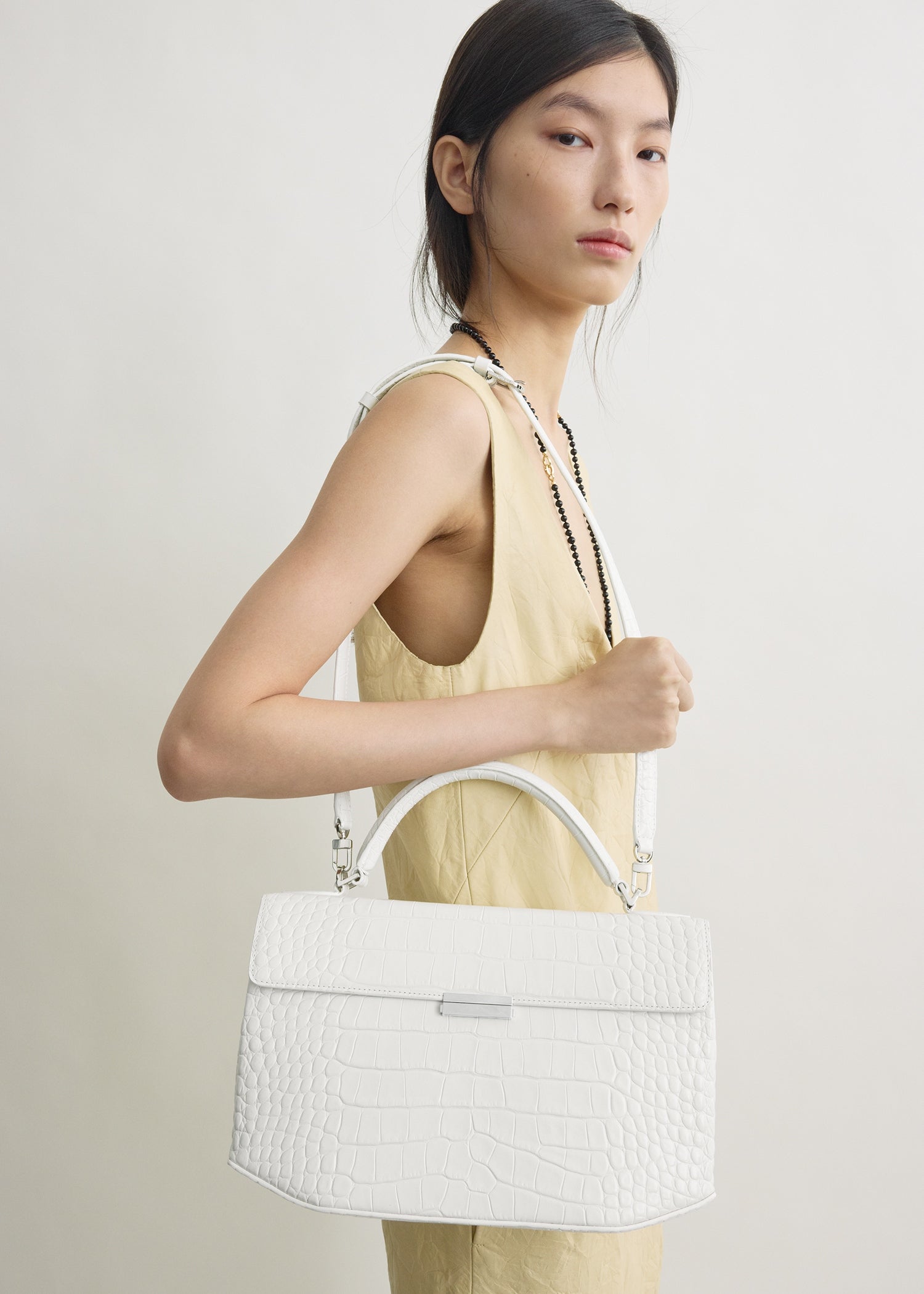 Clip croco-embossed top handle off-white – TOTEME