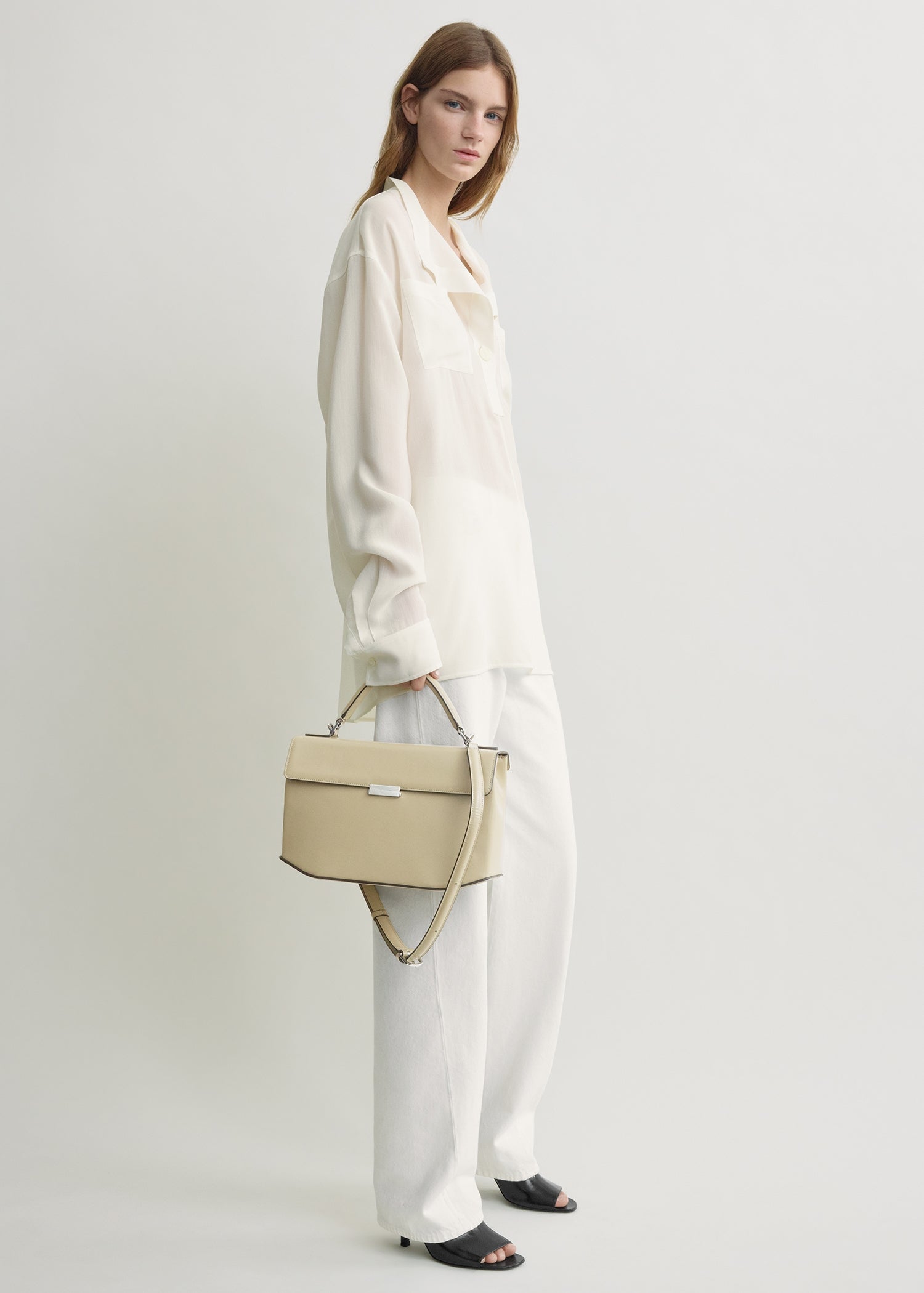 Clip polished-leather top handle cashew – TOTEME