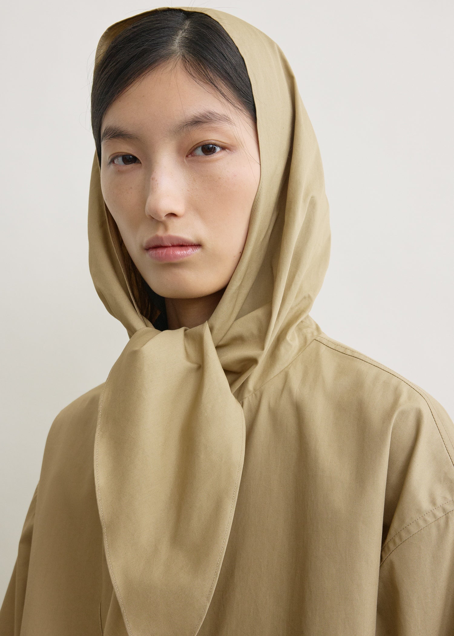 Technical scarf jacket cashew – TOTEME