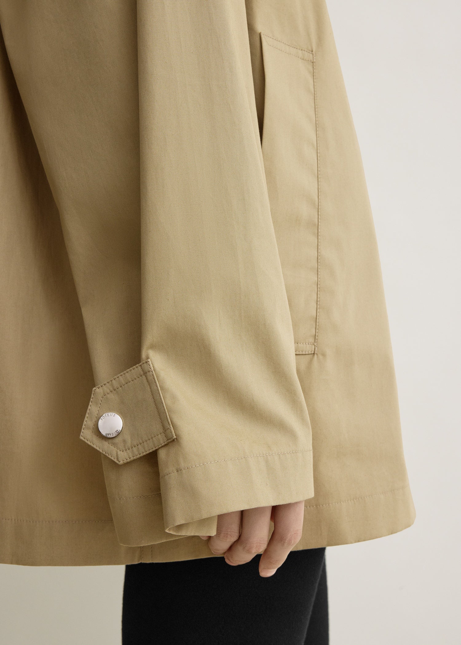 Technical scarf jacket cashew – TOTEME