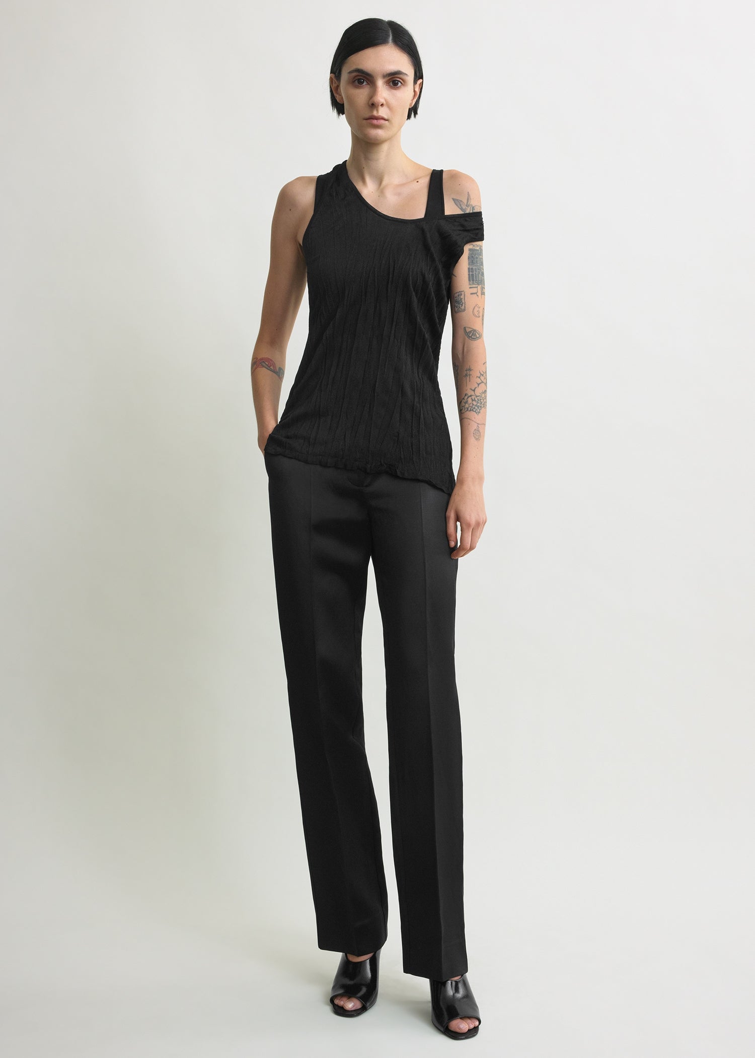 Crinkled knit tank black
