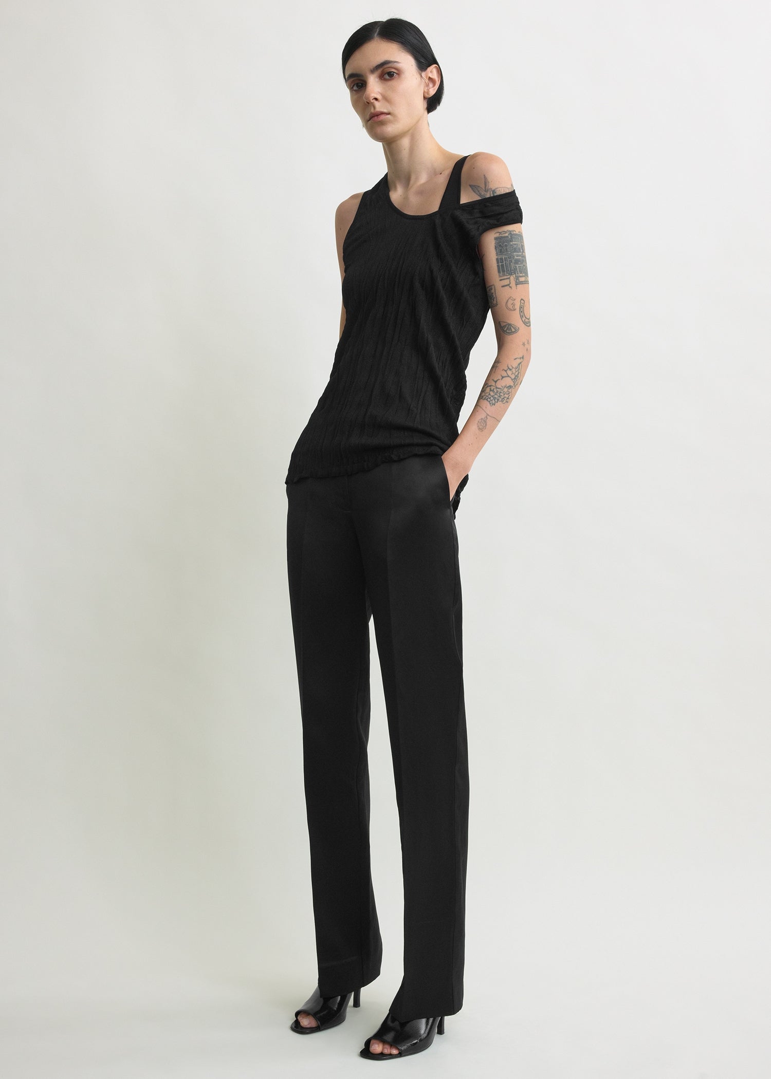 Crinkled knit tank black