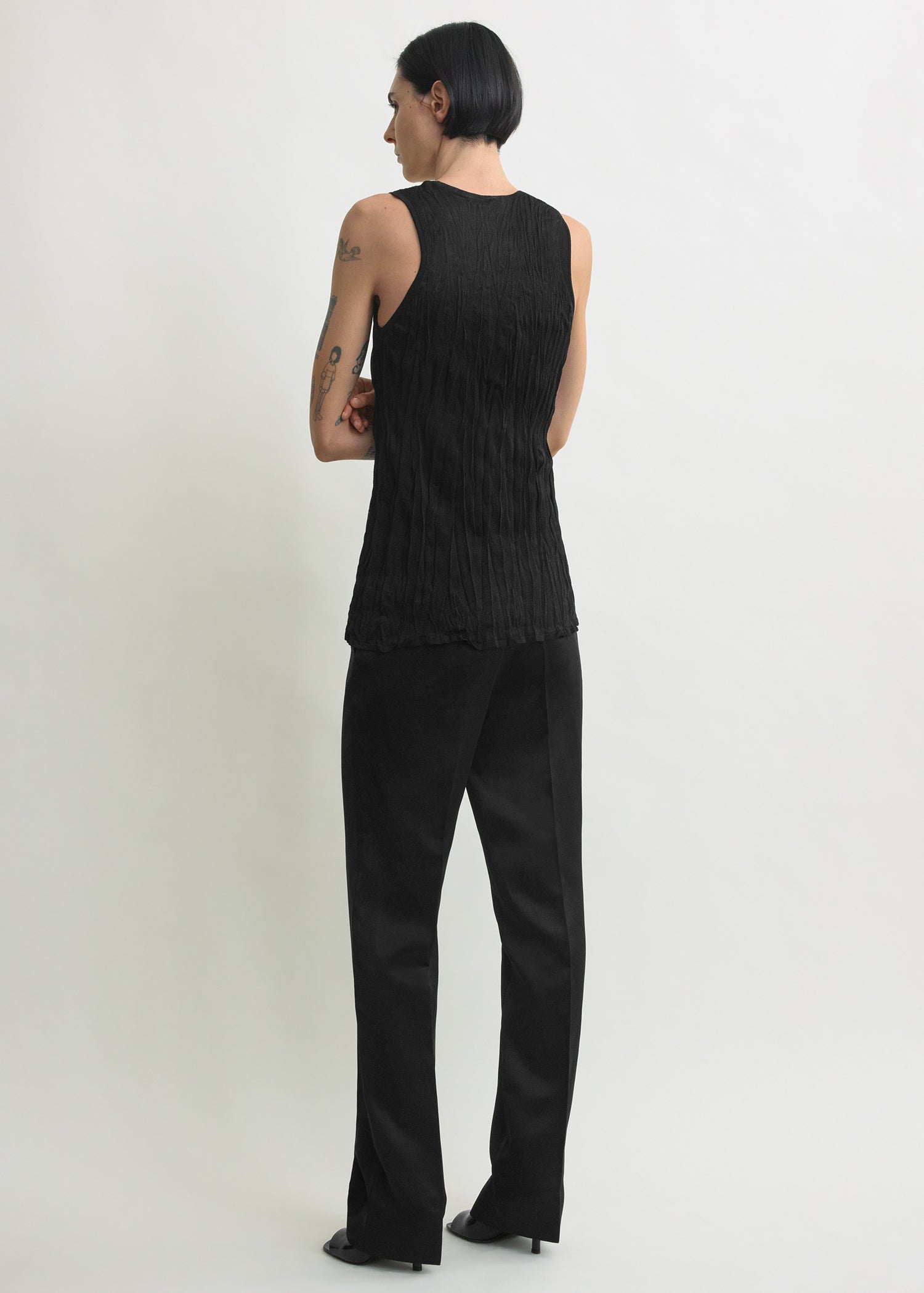 Crinkled knit tank black
