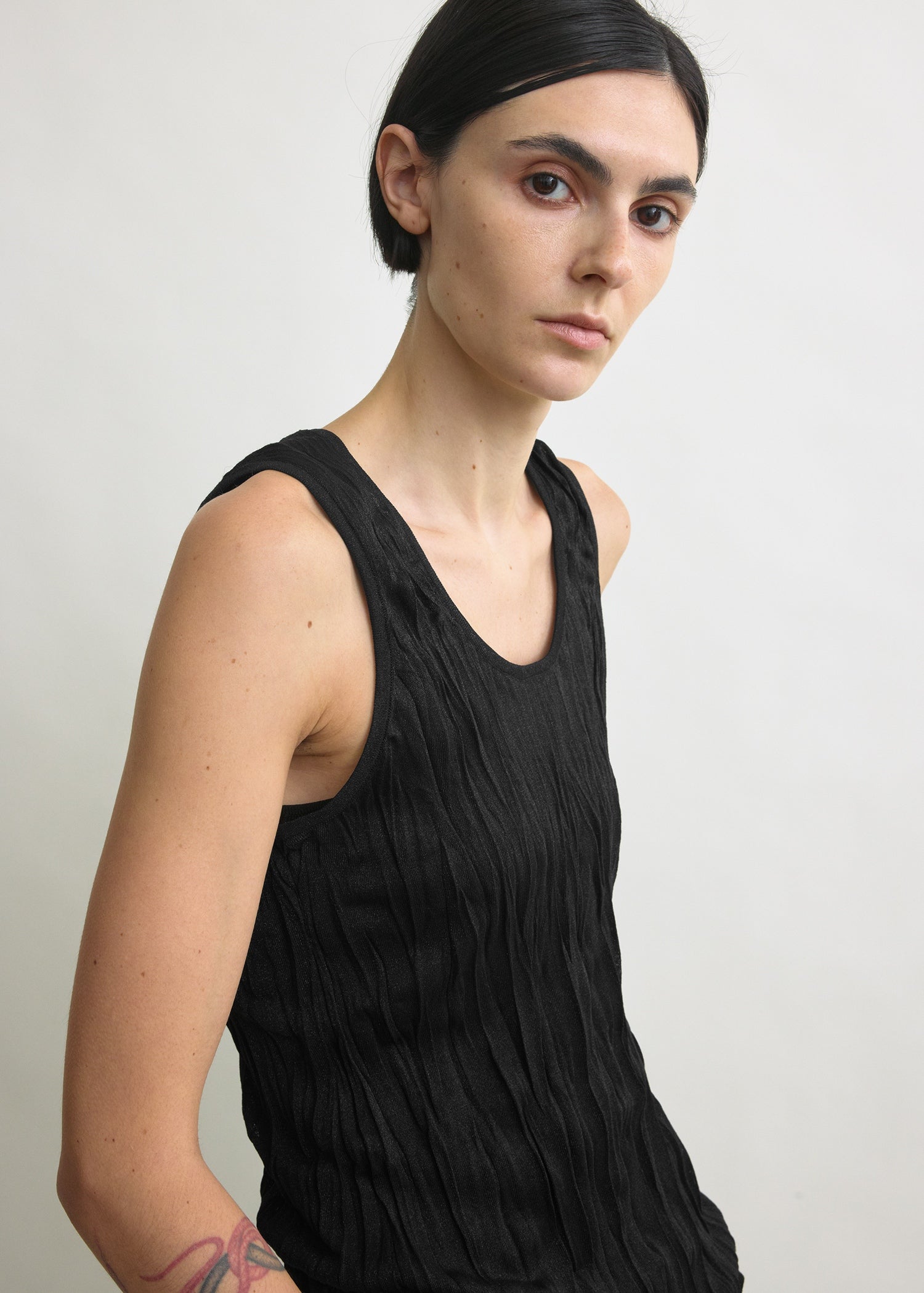 Crinkled knit tank black