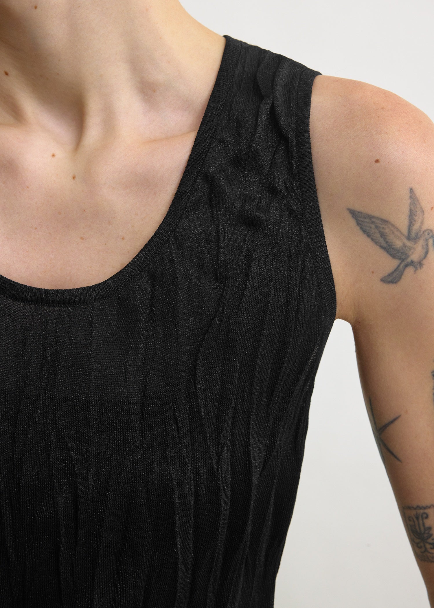 Crinkled knit tank black