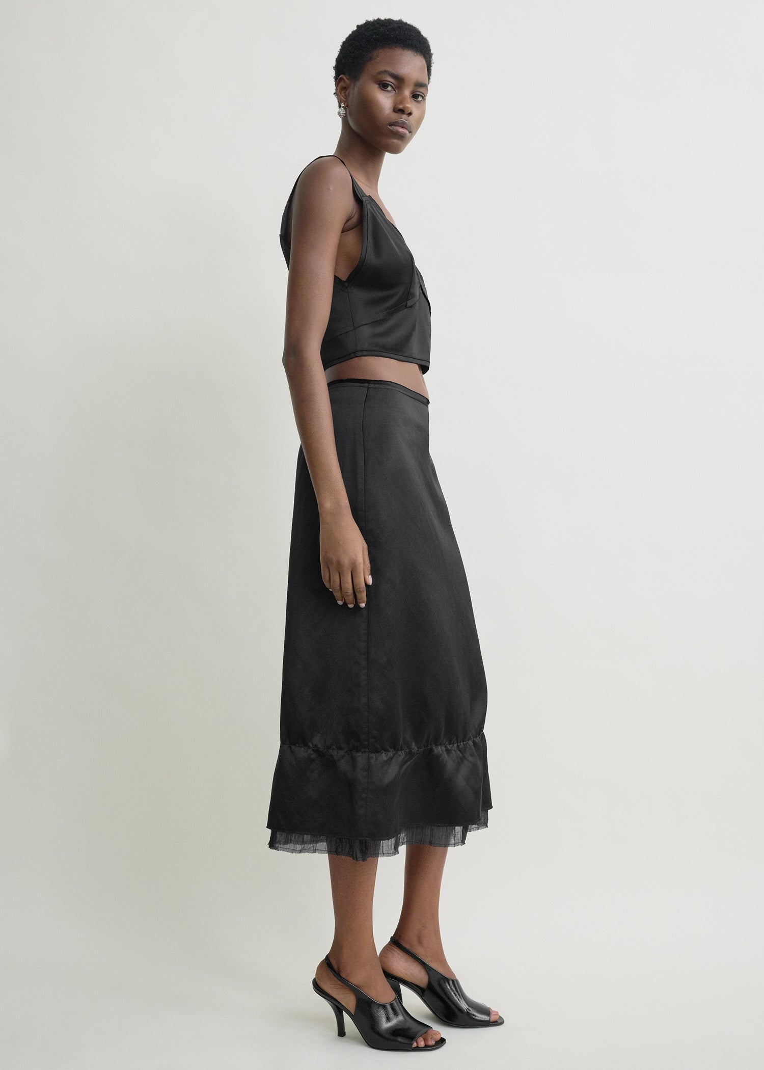 Cropped satin camisole black – TOTEME