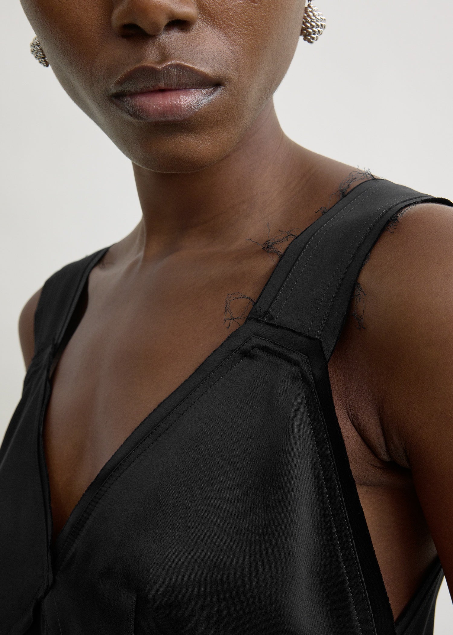 Cropped satin camisole black – TOTEME