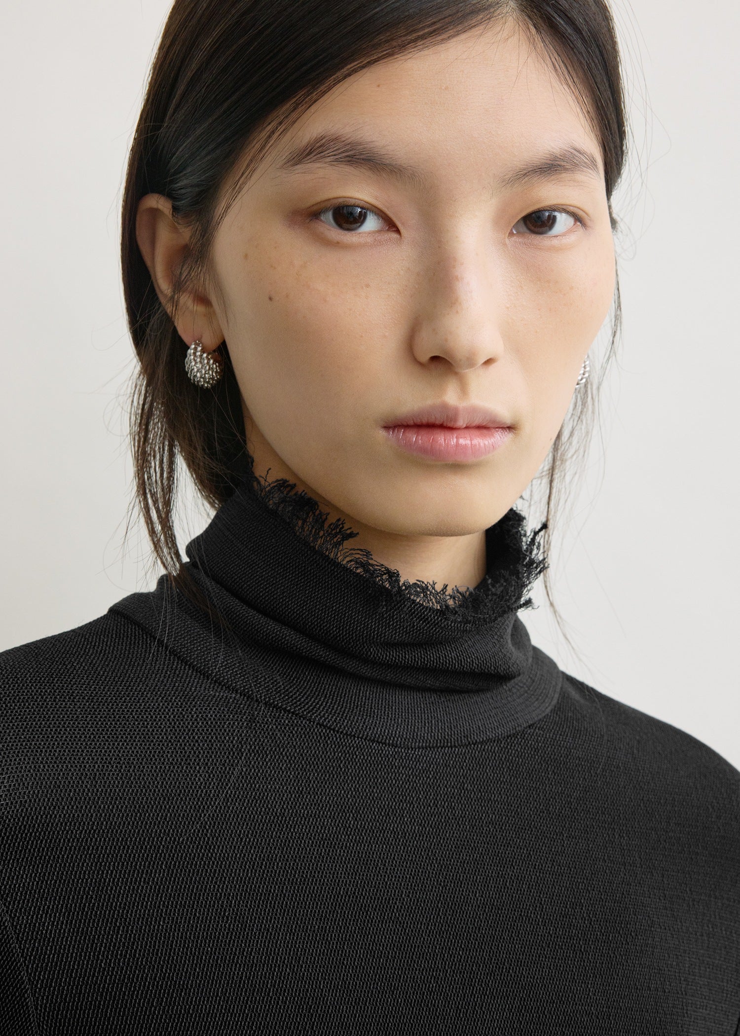 Frayed-edge slim top black