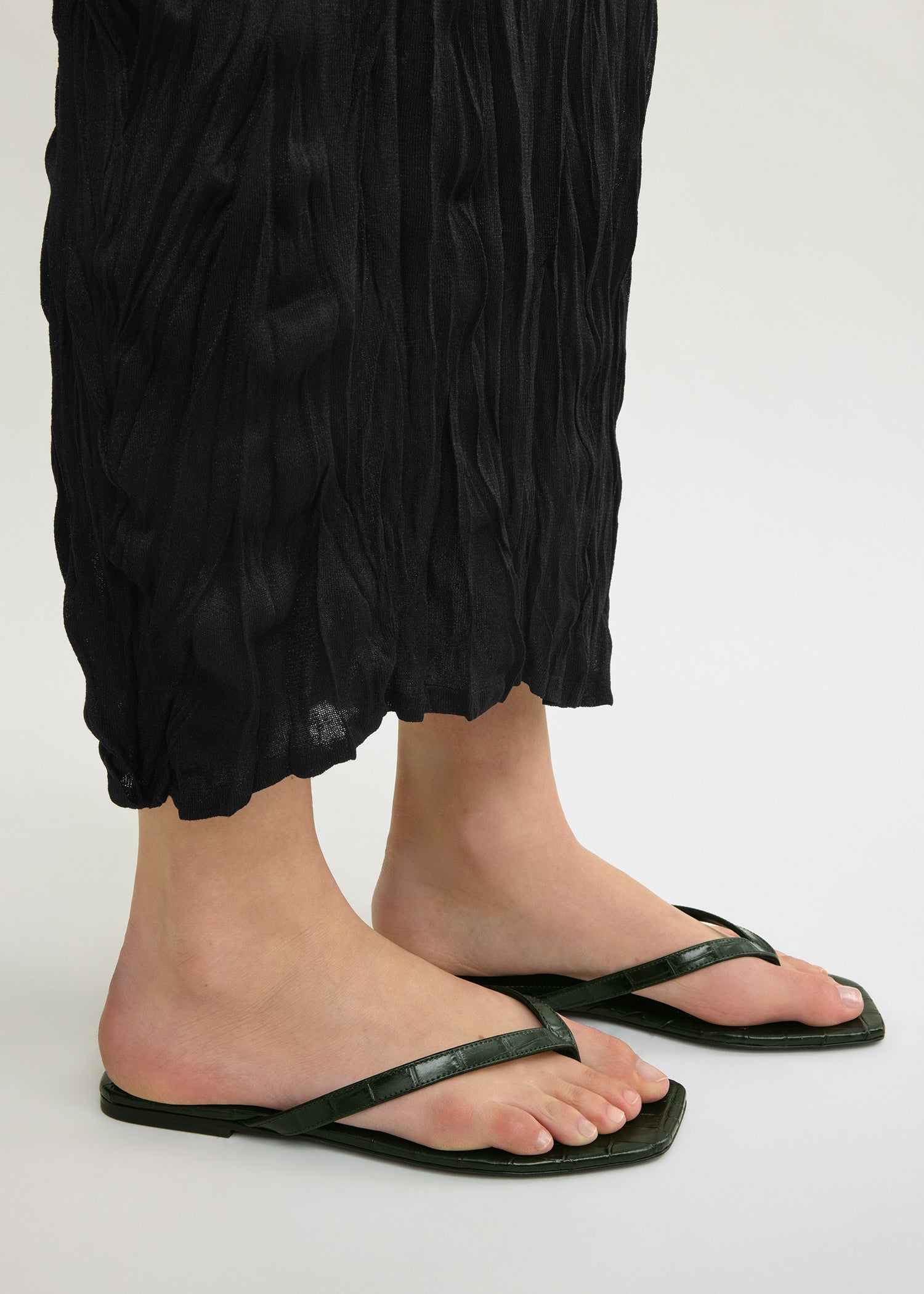 Croco-embossed flip flops dark green – TOTEME
