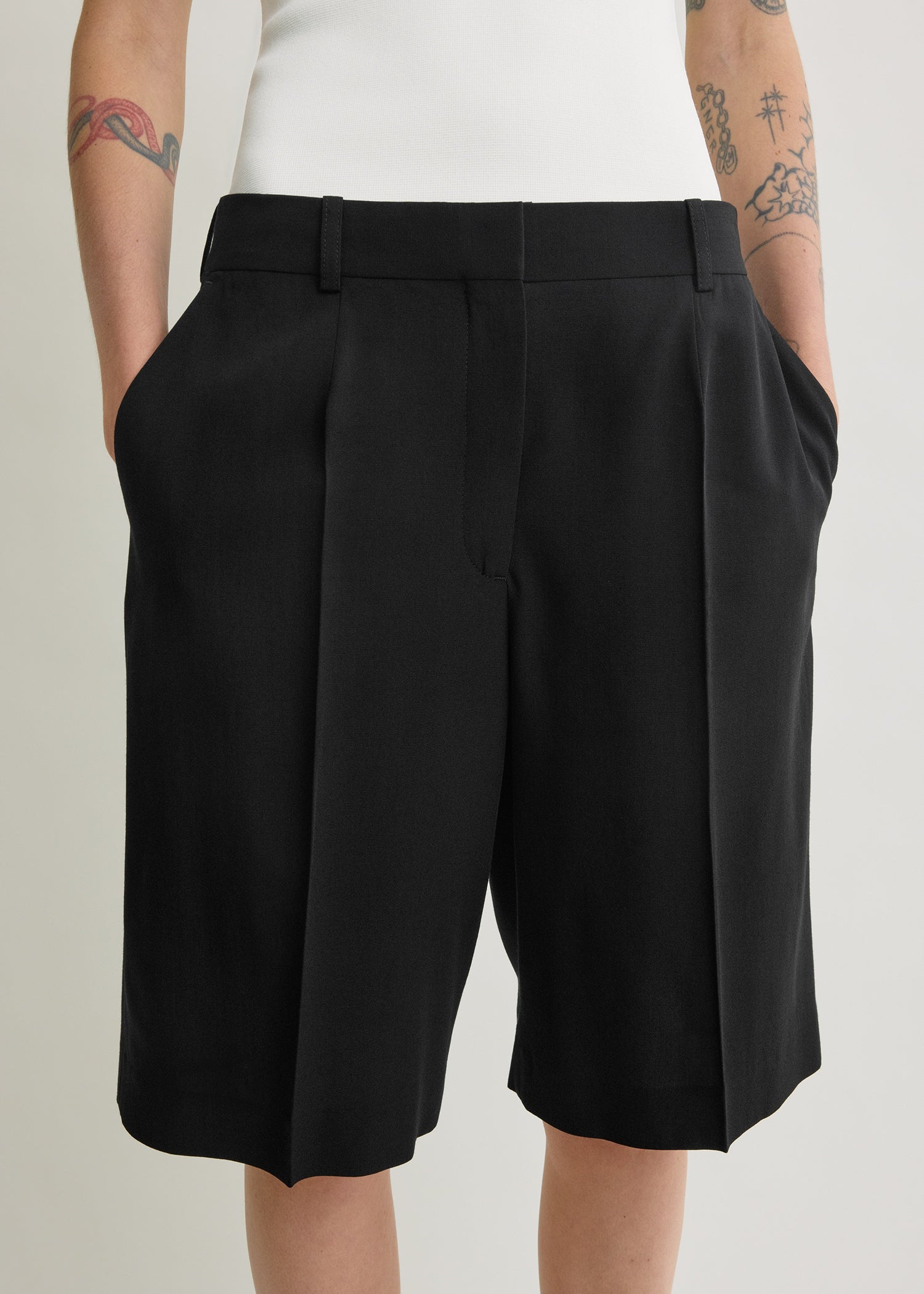 Wide fluid shorts black