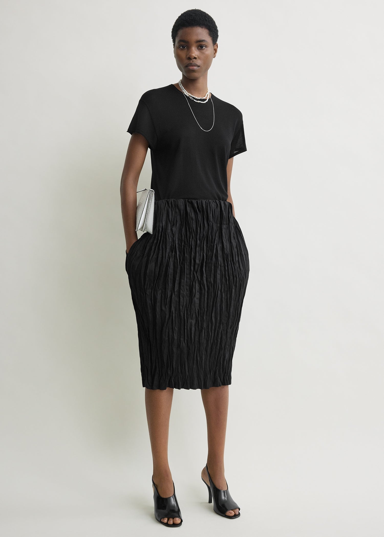 Crinkled linen skirt black